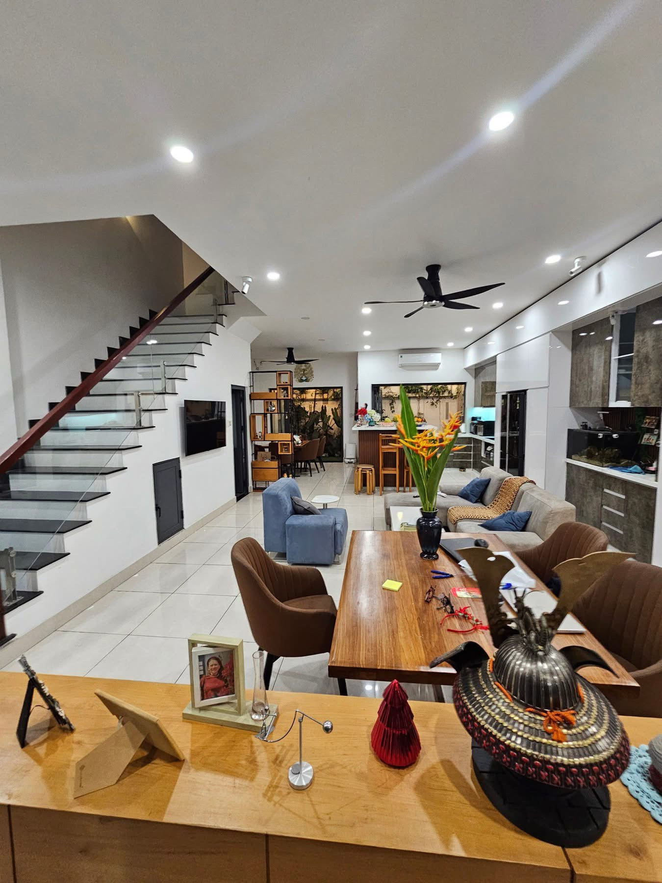 🏡 BÁN NHÀ KDC KHANG NAM – GẦN ĐẠI LỘ NGUYỄN VĂN LINH

💰 Giá bán: 14 tỷ

📐 Diện tích: 7m × 20m – Tổng 140m²
➡️ Mặt tiền cực rộng 7m (rất hiếm)

🏗️ Kết cấu nhà:
• Nhà 4 tầng
• 7 phòng ngủ – 6 WC
• Sân rất rộng
• Vỉa hè 5m
• Đường trước nhà 12m
