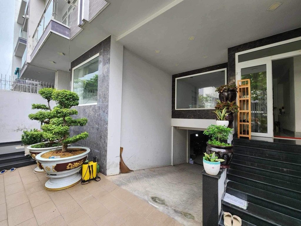 🏡 Nhà đôi KDC Dương Hồng – Bình Hưng, Bình Chánh

📐 DT: 10 × 19m (190m²) – 2 sổ riêng
🏠 Hầm + lửng + 2 lầu + sân thượng
✨ 6PN – 7WC, phòng khách rộng, bếp lớn

🌳 Sát công viên – khu dân trí cao

📜 Pháp lý: 2 sổ hồng riêng
💰 Giá: 23 tỷ (TL)

📩 K