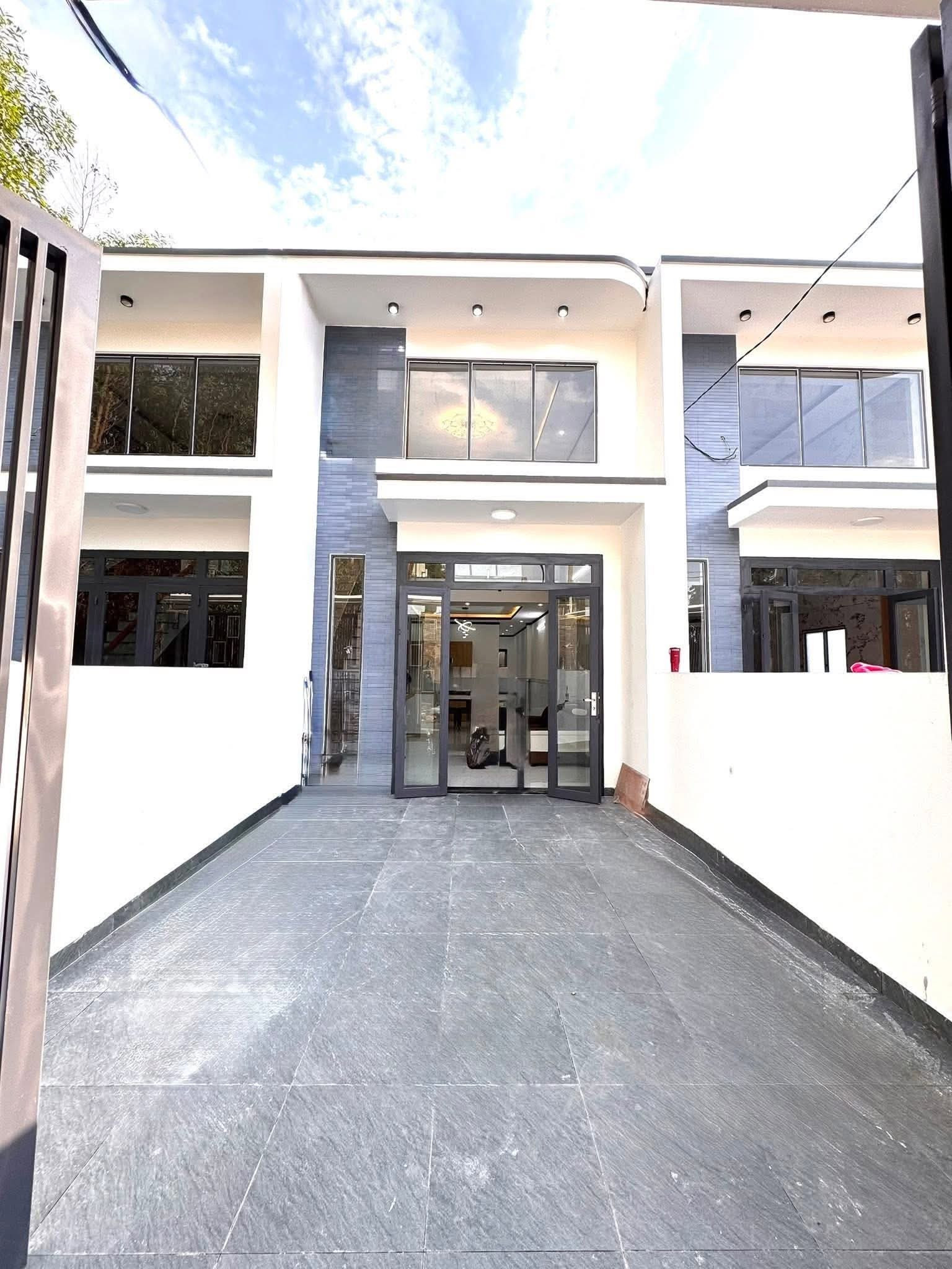 🏡 NHÀ GÁC LỬNG HIỆN ĐẠI – TÂN TRIỀU, ĐỒNG NAI

💰 Giá chỉ: 1 tỷ 770 triệu
🏦 Ngân hàng hỗ trợ vay đến 70%

✨ Thông tin nổi bật:
✅ Diện tích: 4m x 20m (80m²)
✅ Sổ riêng, thổ cư 100%
✅ 3 phòng ngủ rộng rãi
✅ Sân đậu ô tô riêng
✅ Nhà mới, dọn vào ở n
