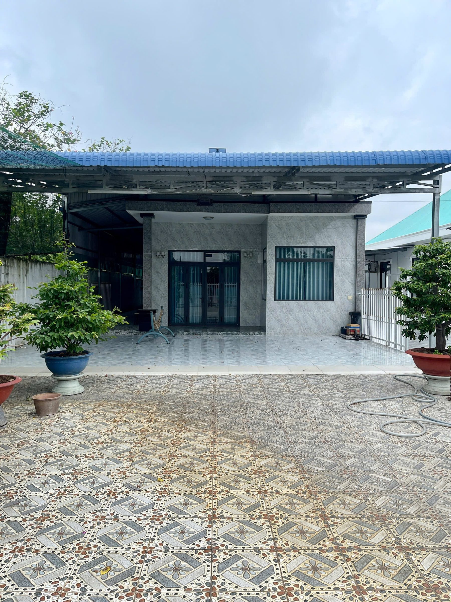 CCG. 
Nhà 1 /Tỉnh Lộ 8, Đối diện KCN Đông Nam, Bình Mỹ - Củ Chi.
Diện tích:  10 x 65, có 300 Thổ Cư.
- p.khách + p.thờ + p.bếp + 3p.ngủ + 2 vệ sinh + sân đỗ đc 4oto, vườn sau.
-đang cho thuê 7tr/tháng
Đối diện siêu thị Go, cổng A Đông Nam, Củ Chi, TL