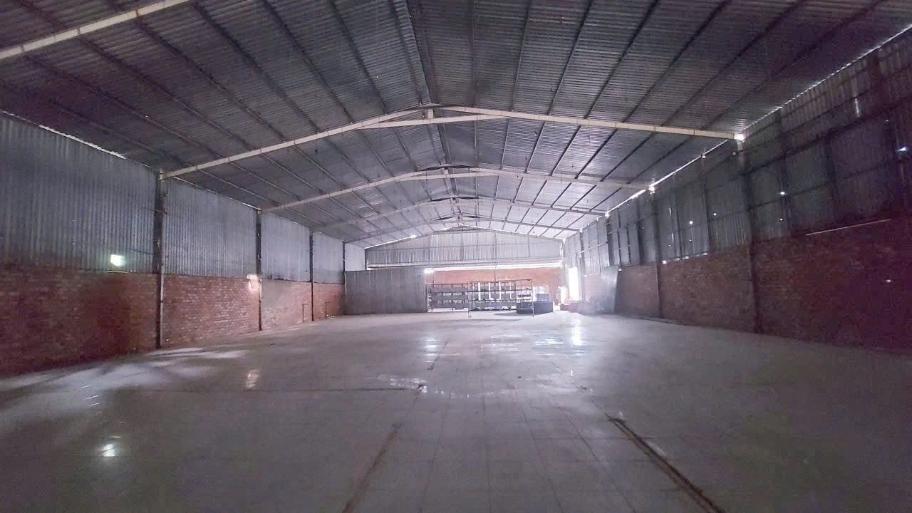 Cho thuê kho 1500m2 mặt tiền đường xe tải và đường sông tại Bến Tre