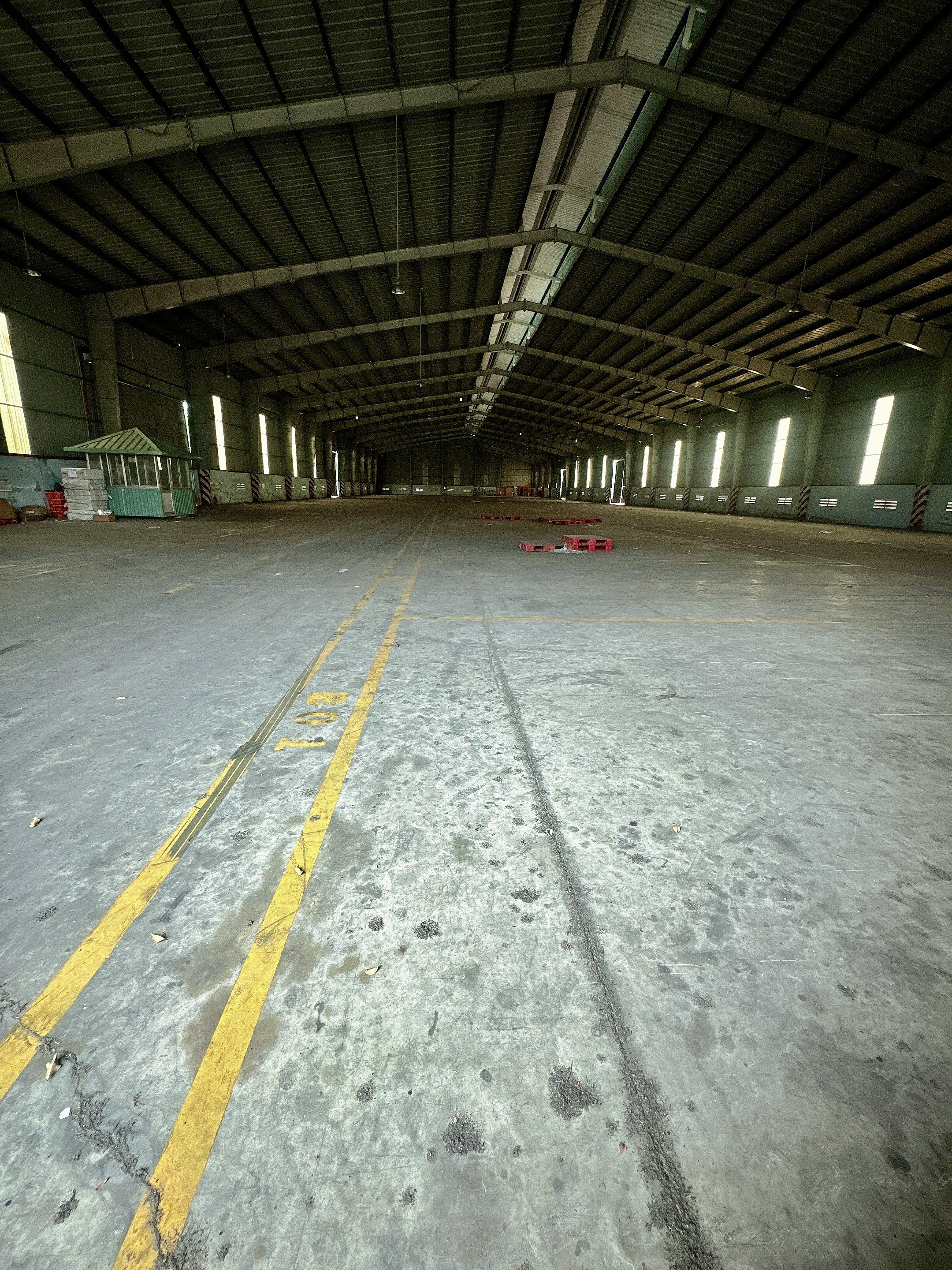 Cho thuê kho xưởng 4000m2 (tổng diện tích khuôn viên 14.000m2) đường xe container tại Bến Tre