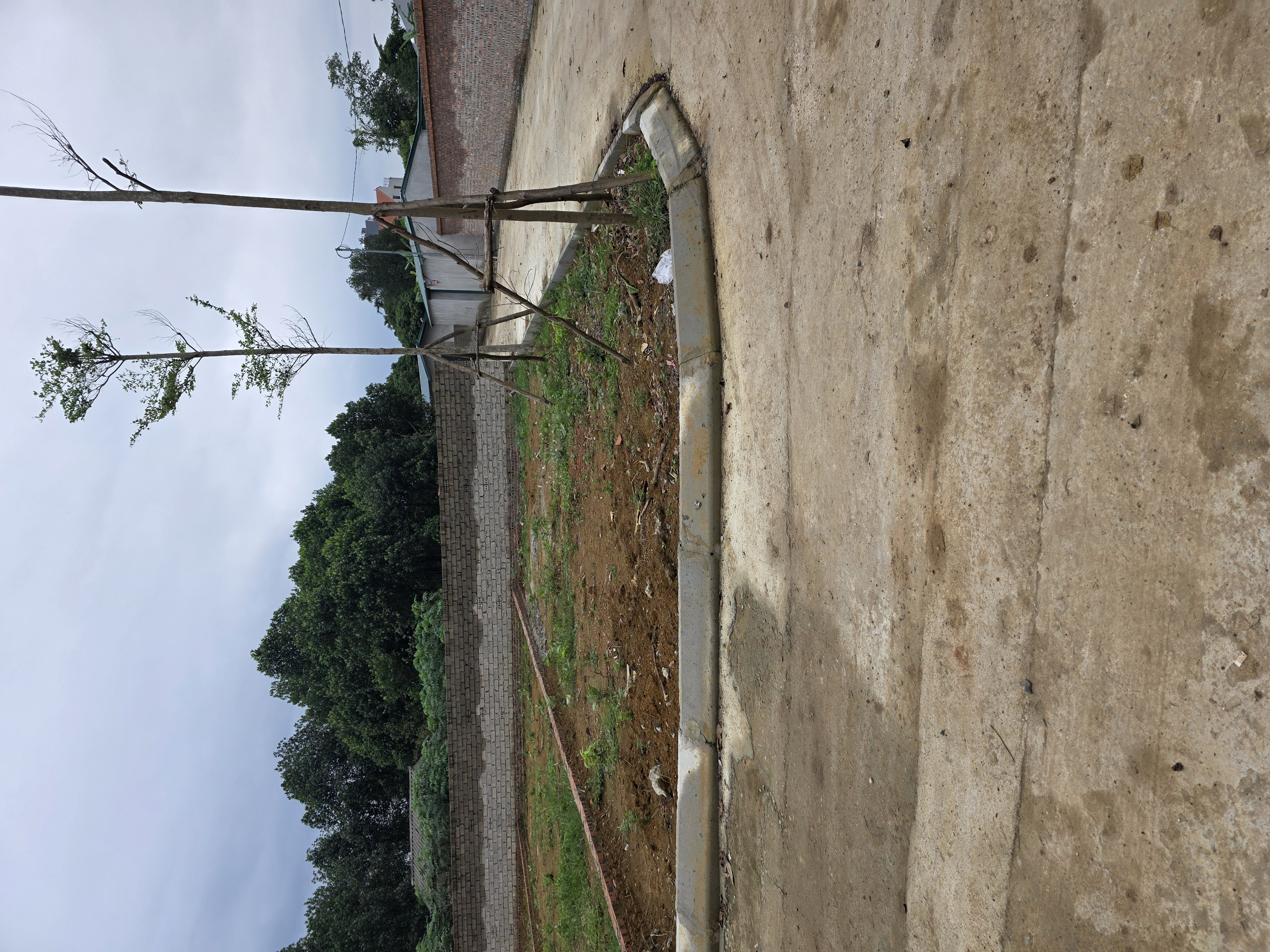 Đất thôn cánh chủ
1: Cách đường Tỉnh Lộ 420 ( 1 trong 2 con đường Kinh Doanh Sầm Uất nhất Hoà Lạc) chỉ 1km
2: Cách Uỷ Ban xã, Y Tế Xã, Trường Mầm Non, cấp 1, cấp 2 khoảng 2 phút di chuyển
3: Cách Khu Công Nghệ cao Khoảng: 1km
4: Xung Quanh Nhà trọ rất