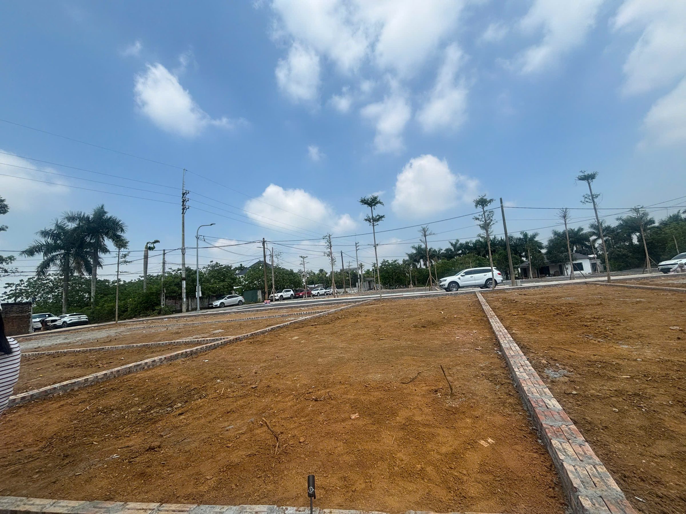 Bán lô đất 100m full thổ cư gần trường đại học 
Xung quanh dân cư đã ở đông đúc hiện hữu đầy đủ mọi tiện ích 
Đường trước đất rộng oto tránh nhau thỏa mái 
Rất phù hợp đầu tư hoặc mua để ở 
Cách trung tâm tp Hà Nội chỉ 25p lái xe 
Di chuyển 3p là tới