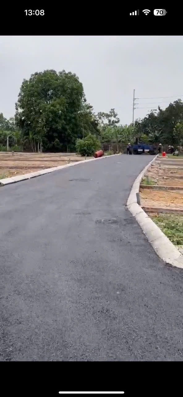 Hơn 600tr bao sổ, đường thông trải nhựa- Hàng F0 An Thái, Cẩm Lĩnh ( Bất Bạt ), Ba Vì, Hà Nội
- Diện tích 100m2 full thổ cư, mặt tiền hơn 5m, đất vuông vắn đẹp
- Địa thế bằng phẳng, bờ bao ranh giới rõ ràng, sẵn xây dựng
- Đường thông ra mương rộng 5m,
