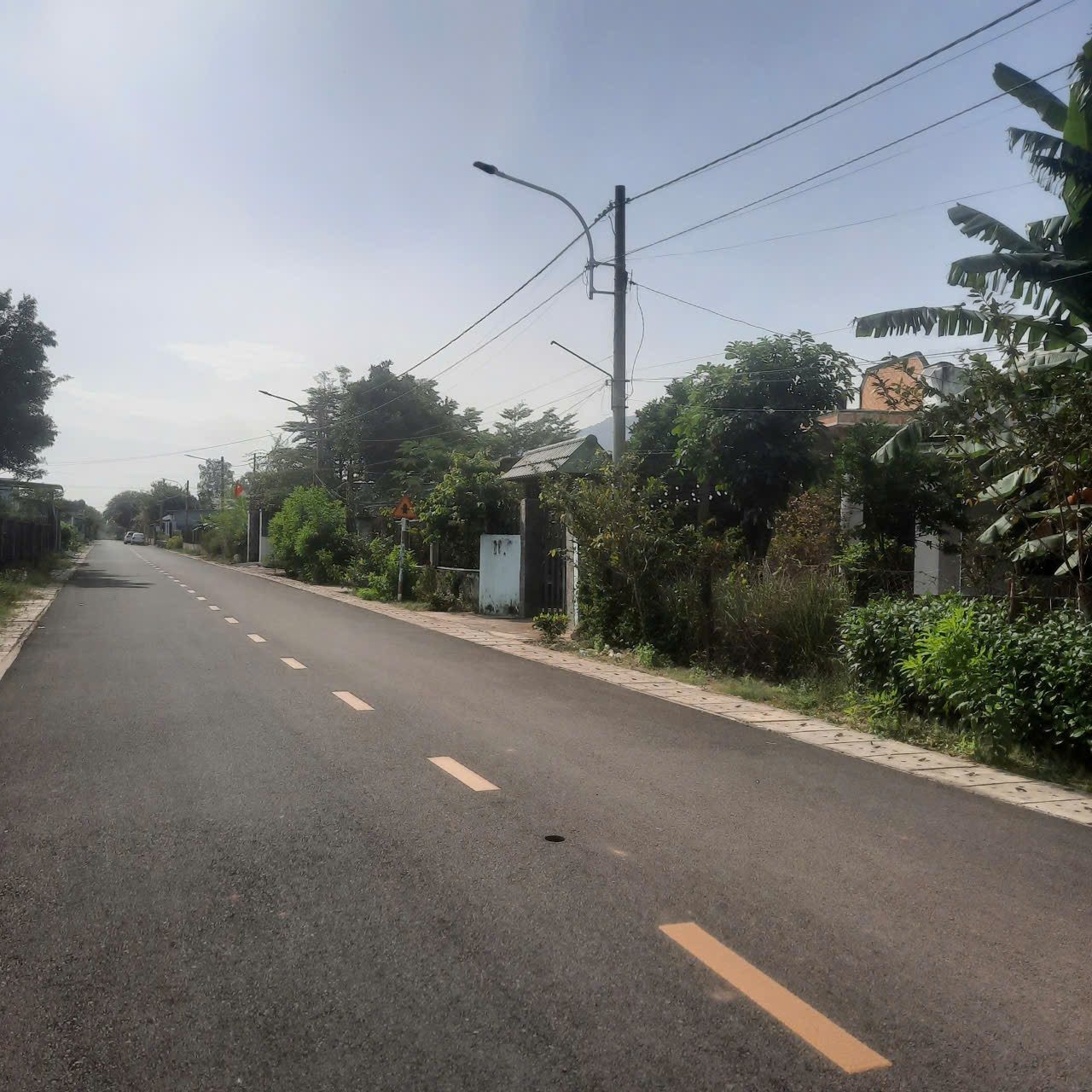 Bán đất Mt đường nhựa có 100m thổ 
Xã châu pha.