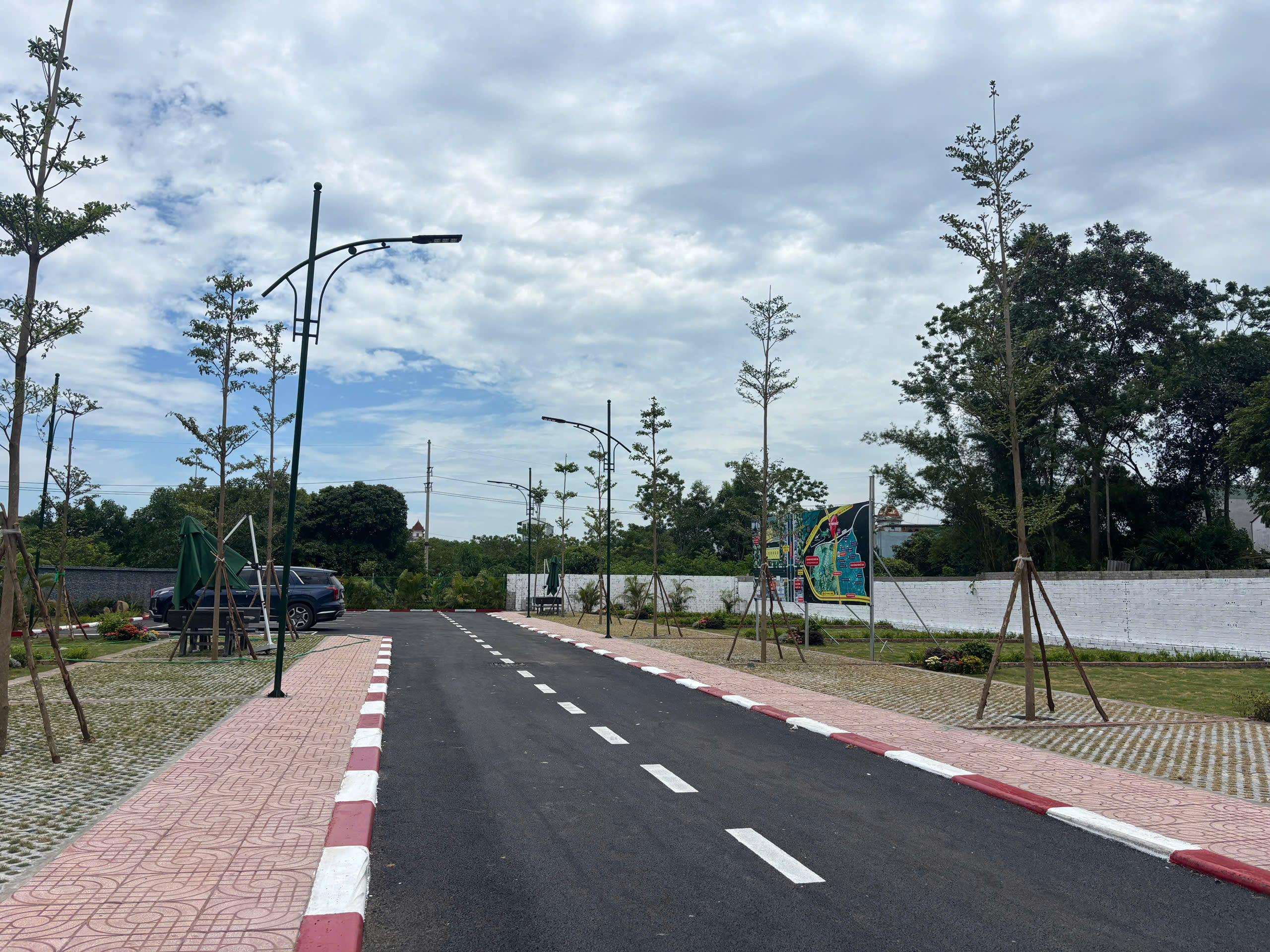 Bán lô đất đẹp 100m full thổ cư rại KĐT vệ tinh Hòa Lạc 
 MT rộng 8m 
Nằm sát với quốc lộ 21 và tuyến ga metro 12 
Rất phù hợp xây đầu tư hoặc để ở 
Cách đh fpt , khu cnc Hòa Lạc chỉ 5p lái xe 
Gía yêu thương 
lh em : 0945625856