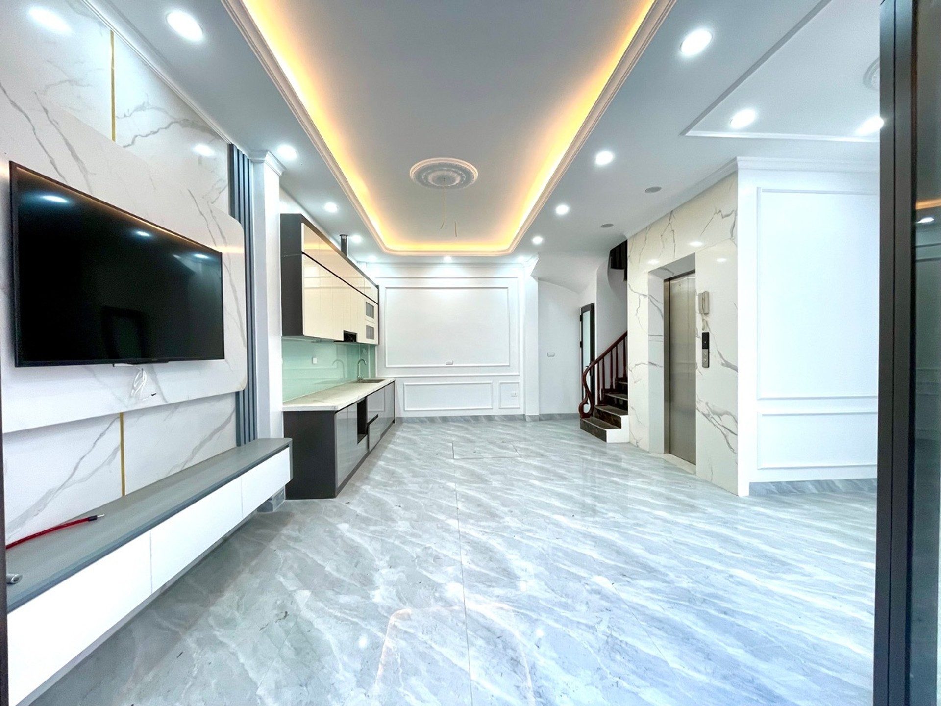 Bán nhà Ngọc Hồi – Giá 12.3 tỷ – DT 45m² x 6 tầng – MT 5.8m – thang máy, 2 mặt thoáng