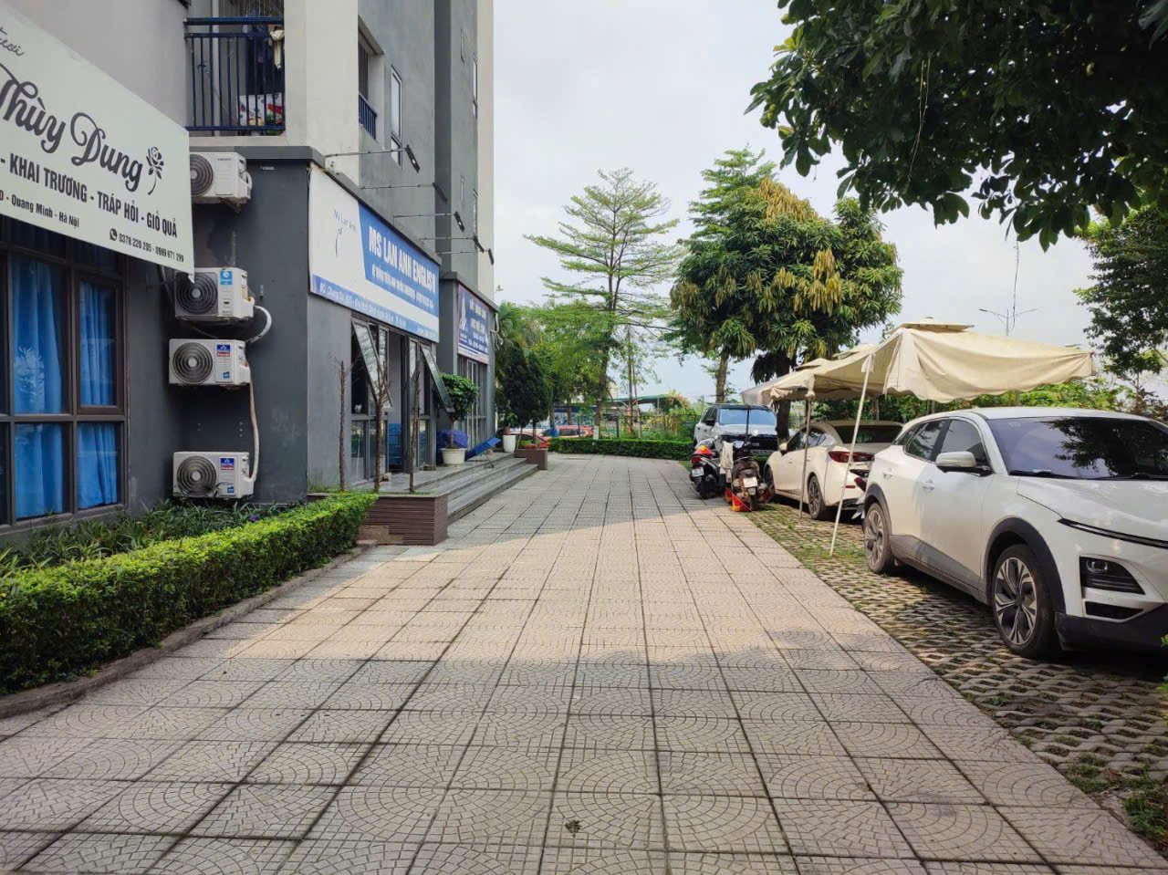 Ki-ốt kinh doanh thương mại HUD Mê Linh 
Mặt tiền siêu rộng lên đến 6.5m
Sẵn nội thất - Sử dụng ngay
Cho thuê dòng tiền 7tr/tháng 
Đối diện Sun group, giáp đường 48 và trung tâm hành chính huyện Mê Linh 
☎️ Liên hệ: 0986-546-389
❤️Tư vấn tận tâm-Tra