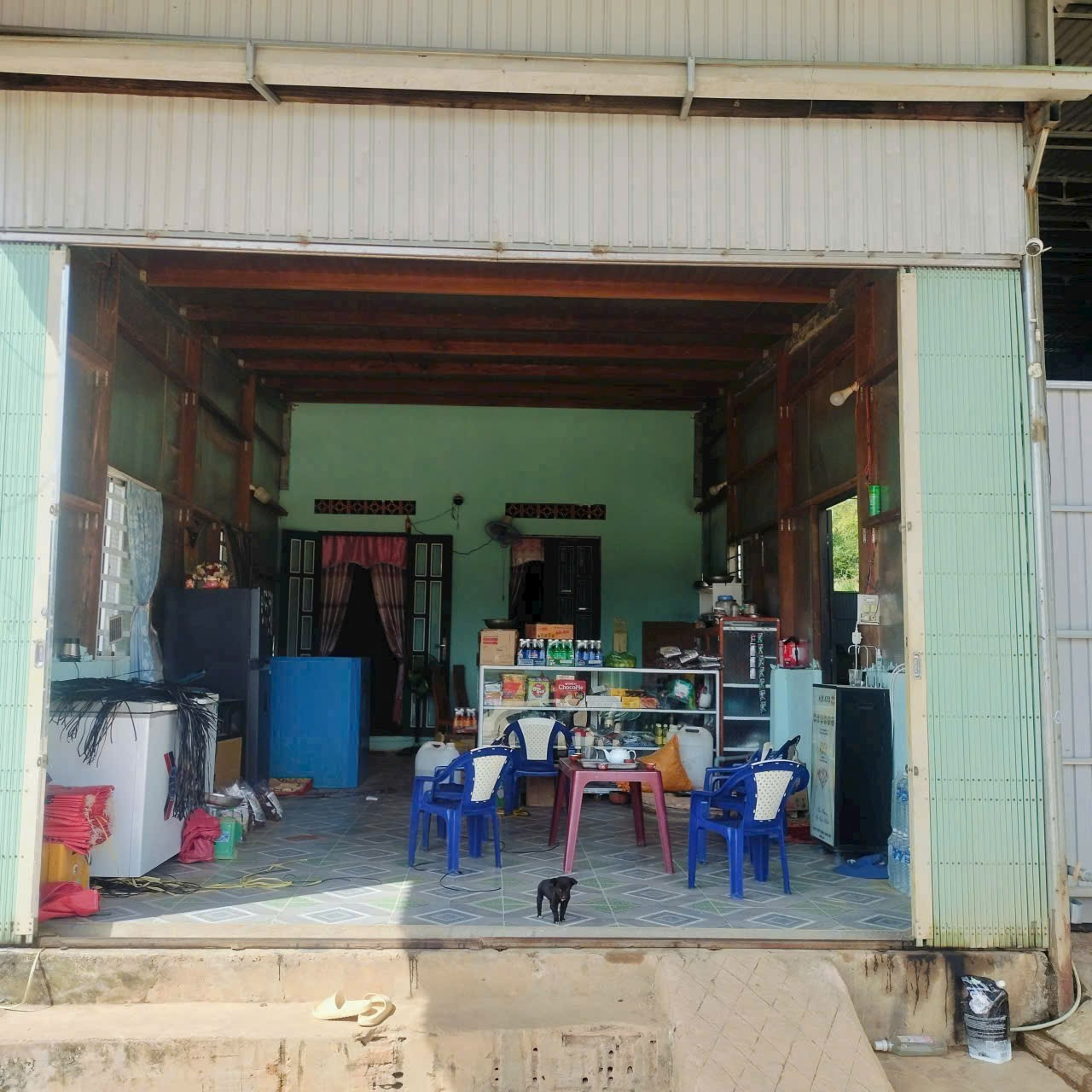 Gia đình chuyển về quê sinh sống muốn chuyển nhượng lại 01 nhà cấp 4, 01 trạm cân và 01 kho chứa hàng, hiện đang kinh doanh buôn bán tốt. Tổng dt là 2100m2, mặt tiền 35m, dài 60m.