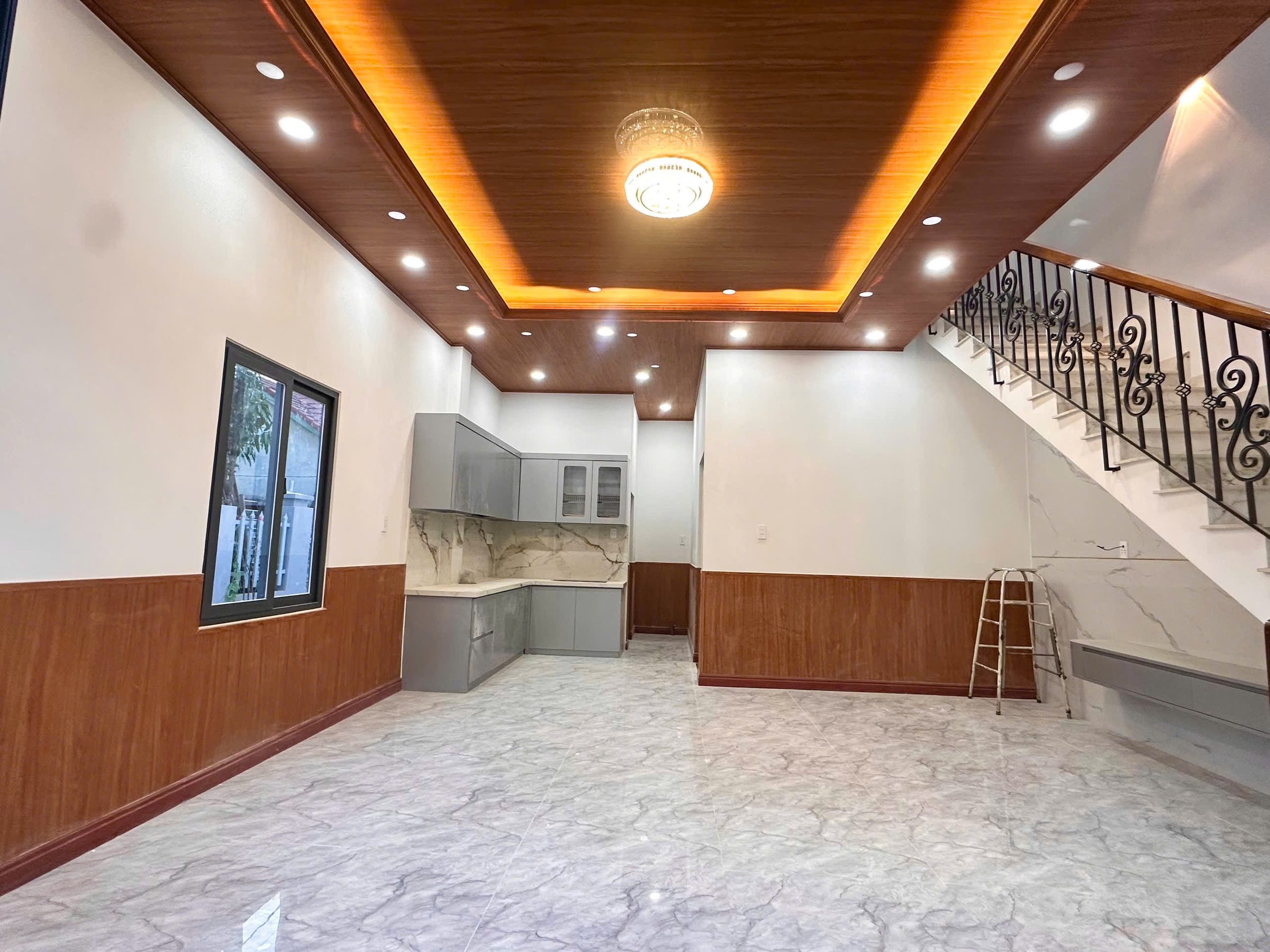 🔥 SIÊU PHẨM DIÊN ĐIỀN - NHÀ MỚI - GIÁ TỐT 🔥
📍 Vị trí: Ngã 4 Cây Bảng, Trung tâm Diên Điền.
📐 Diện tích: 60m² - Full thổ cư.
🏠 Thiết kế: 1 trệt 1 lầu, 3 PN, phòng khách, bếp hiện đại.
🛣️ Đường: Bê tông 4m, ô tô chạy vèo vèo.
🏫 Tiện ích: Đi bộ ra trườn