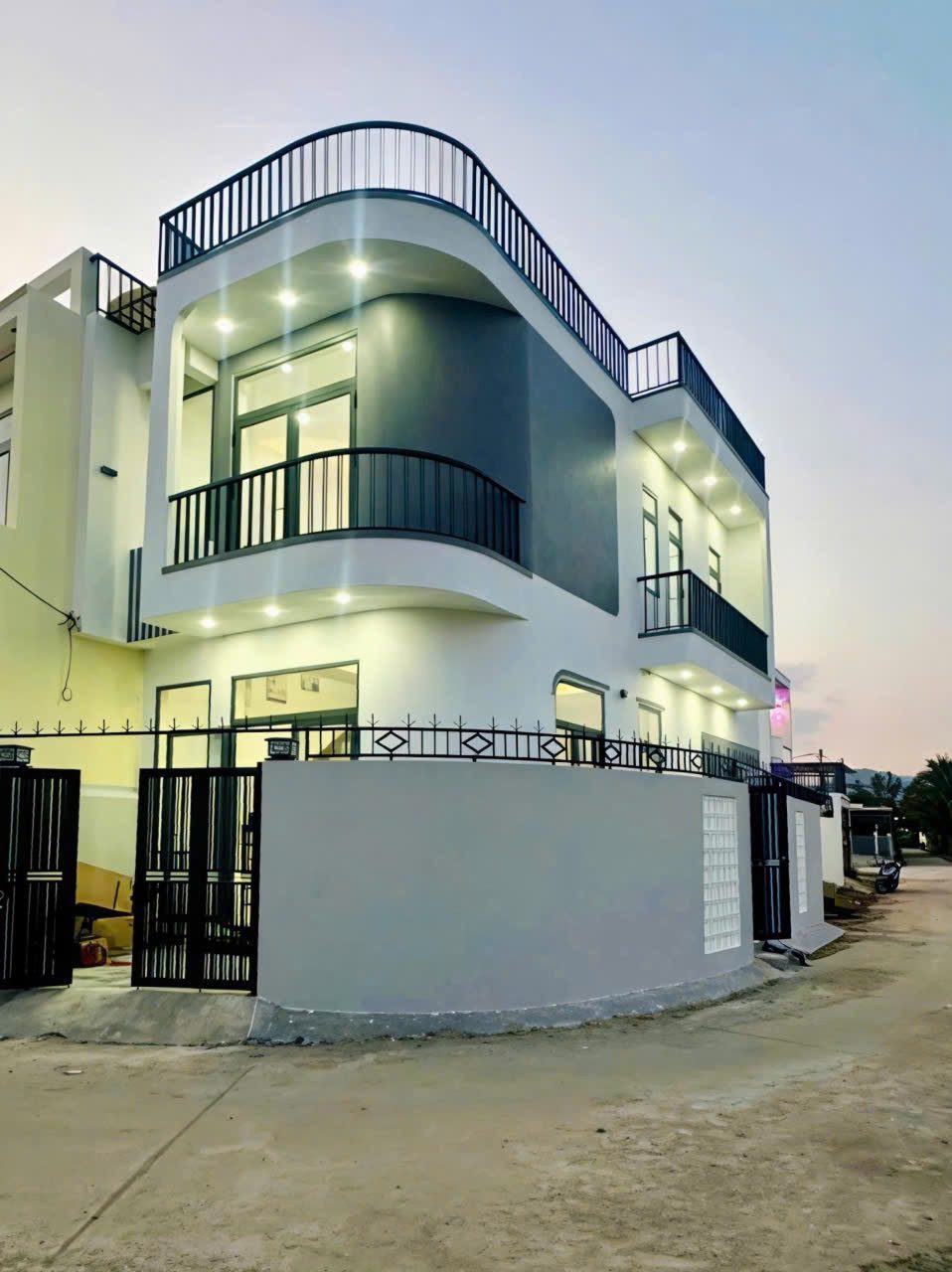 NHÀ 2 MẶT TIỀN DIÊN ĐIỀN – TRUNG TÂM DIÊN KHÁNH.
* 📍 Vị trí: Diên Điền, đường sáu sào, thôn trung 1
* 📐 Diện tích đất: 79,1m², Dtsd:120 m2.
* 🚗 Đường bê tông rộng 5–6m, ô tô đi thoải mái.
* 🌟 Khu dân cư an ninh, yên tĩnh, gần UBND & chợ Diên Điền
🏠 K