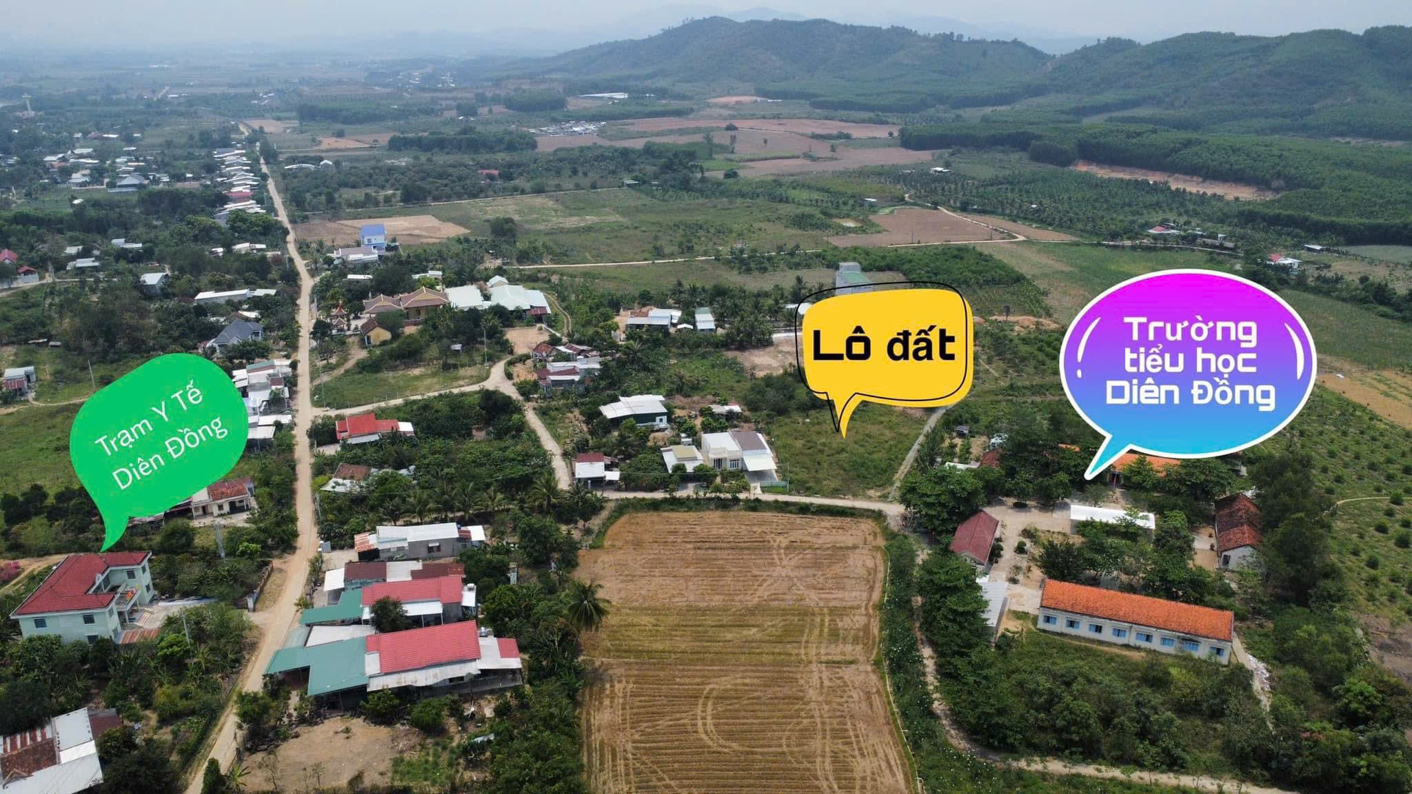 Bán lô đất 2 mặt tiền ngay trung tâm xã Diên Đồng . Dt 1294m2 , thổ cư 120m2 . Giá 3 tỉ 200 triệu