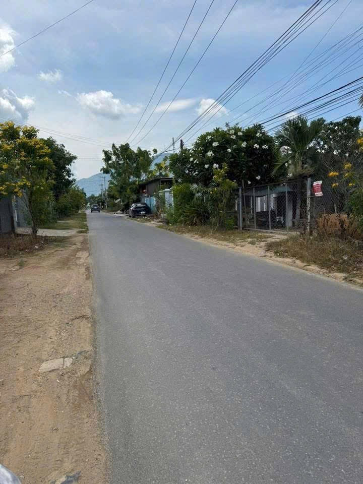 Cần bán lô đất đẹp tại Thôn 1, xã Diên Đồng, huyện Diên Khánh, tỉnh Khánh Hòa.
Thông tin chi tiết:
 Diện tích: 707,6 m²
 Mục đích sử dụng: Đất ở tại nông thôn (200m²) + Đất trồng cây lâu năm (507,6m²).
 Pháp lý: Sổ đỏ chính chủ, thủ tục sang tên nhanh