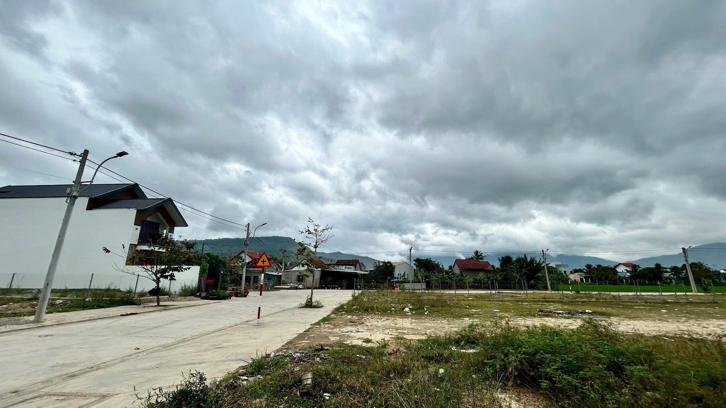 Bán lô đất đẹp Tái định cư Diên Lạc giáp ranh khu đô thị VCN sắp khởi công. 
- DT: 194,3m2 full thổ cư 
- Ngang 7m dài 28m, thích hợp xây nhà vườn, biệt thự, nhà trọ, kho bãi......
- Đường rộng 13m thuận tiện di chuyển - Khu dân cư văn minh , tiện ích 