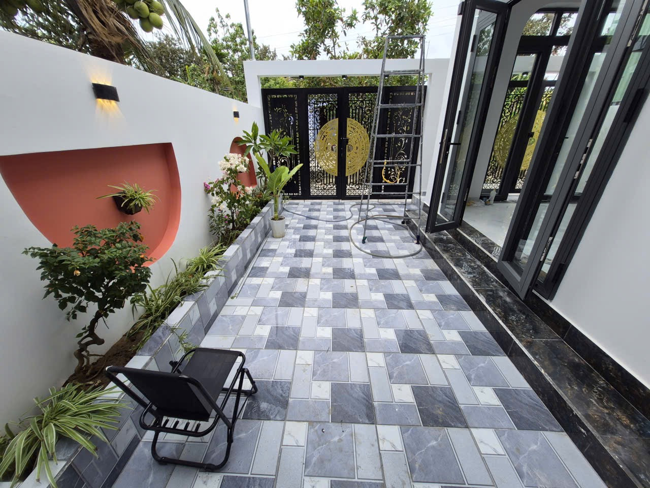 Nhà đẹp xã Diên Lạc,tỉnh Khánh Hòa,cách Tỉnh Lộ 2 chỉ 160m. 
- Diện tích: 103m2 ngang 7m dài 14m vuông đẹp . Hướng đông nam mát mẻ