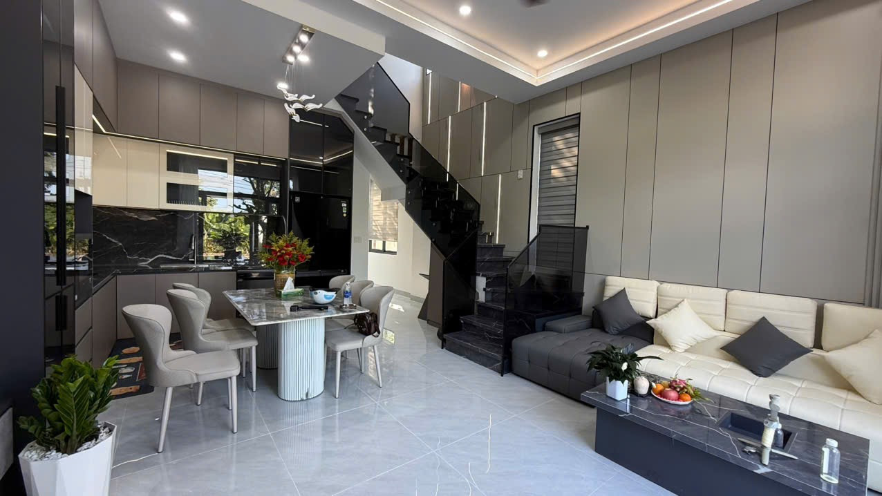 Nhà Đẹp, Mới xây  -  Căn Gíc, 2 Mặt đường