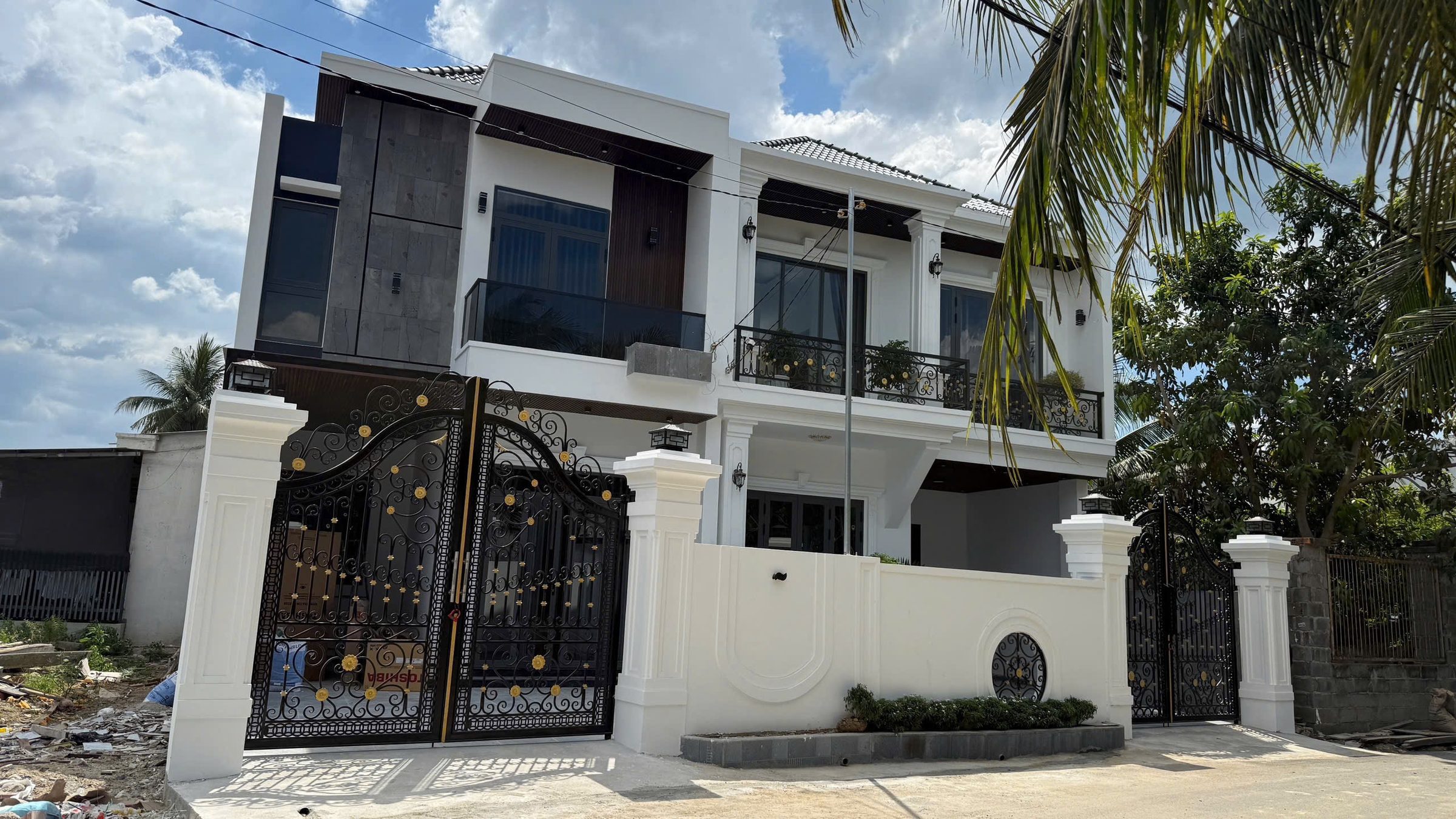 Bán Nhà Đẹp Tại Diên Điền (Diên Sơn Củ)
• Thiết kế hiện đại sang trọng
• Dt 88,9m ngang 6m
• Dt xây dựng 118,6m
• Đường 2 oto né nhau
• Nhà gồm sân đậu oto
• Phòng khách, 3 phòng ngủ, 2toilet, bếp rộng rãi sân trước sân sau
• Full nội thất giường t