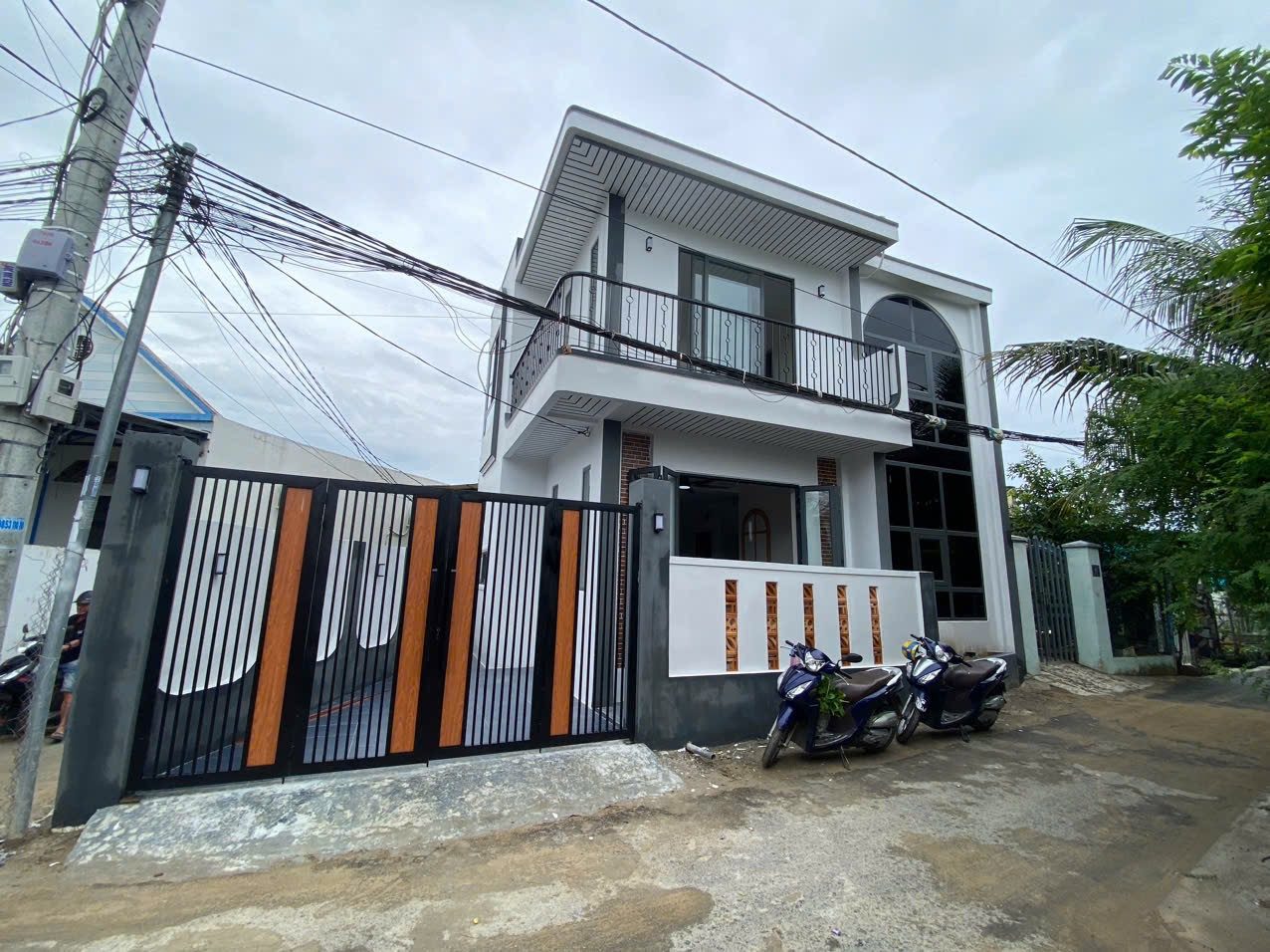 🎀Chính chủ gửi bánNHÀ ĐẸP 2 TẦNG ĐANG HOÀN THIỆN TẠI MẶT TIỀN ĐƯỜNG NHỰA DIÊN ĐIỀN.( DIÊN SƠN CŨ, XÓM GÒ 7 )

💫Diện tích 80,5m2, ngang 11,8m. Có giấy phép xây dựng đầy đủ.

💥Nhà thiết kế 1 trệt 1 lầu ,3 phòng ngủ, phòng khách, bếp, 2wc. Sân đậu oto th