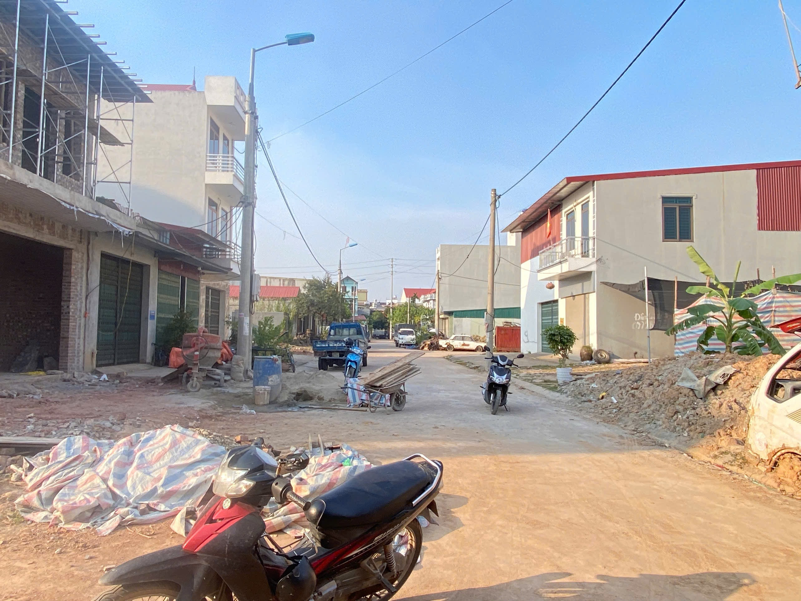 🔴 BÁN ĐẤT DĨNH TRÌ CẠNH NHÀ THI ĐẤU TỈNH .
✅📍 Vị trí trung tâm của tỉnh Bắc Ninh mới .
✅ Di chuyền vài phút là ra trung tâm hành chính tỉnh , bệnh viện , siêu thị , khu vui chơi giải trí ... 
✅ Diện tích 95m2 mặt tiền 4,5m .
✅ Đường to vỉa hè rộng .
