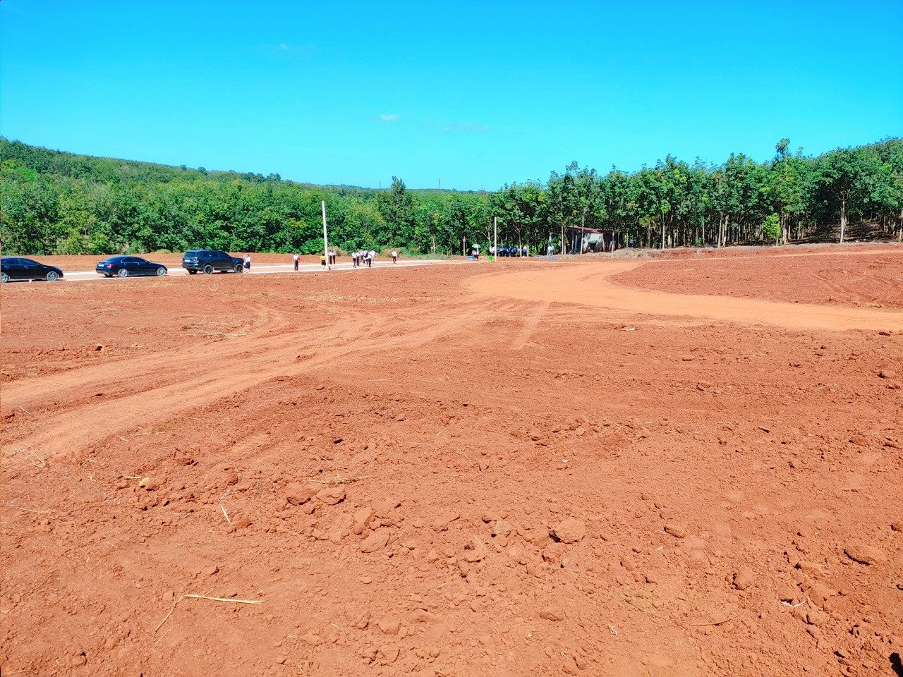 4200m2 đất cặp sát mặt tiền dường xuyên tâm 32m   giá hời. 0877 999 765