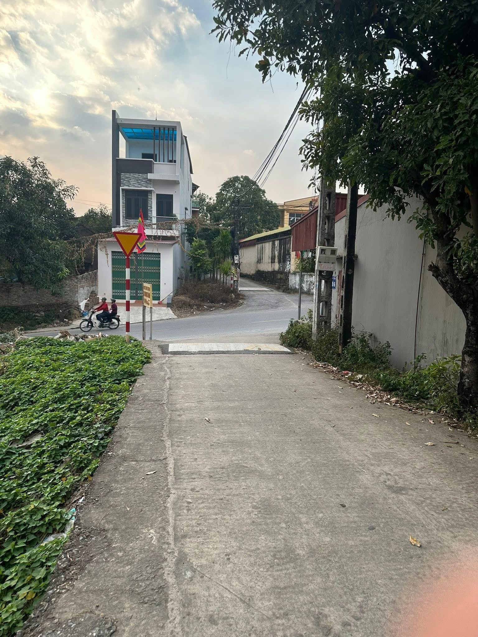 B.án nhanh lô đất 180m2 – thôn Nam, xã Đồng Việt, Yên Dũng, Bắc Giang 🔥
📍 Vị trí đẹp: 200m là trường học các cấp , uỷ ban xã , chợ ... 
✅ Gần tỉnh lộ, đường trước đất rộng – thông thoáng.
✅ Đất vuông vắn, thích hợp xây nhà ở hoặc đầu tư giữ tiền
💰 Giá