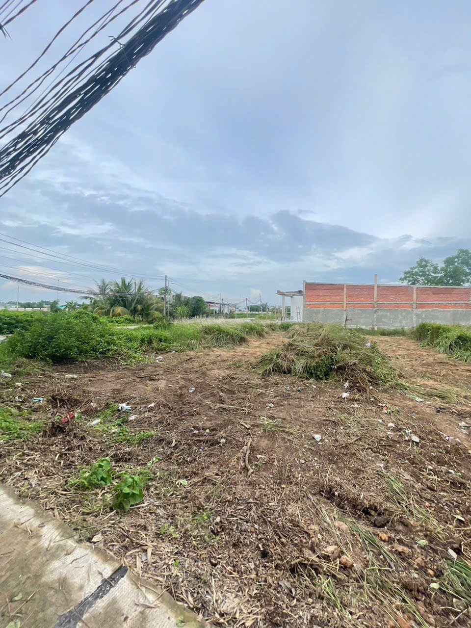 Bán Đất Đức Hòa Thượng 
- DT: 5x24
Giá 1ty150
. 823D vào 100m , bê tông sạch đẹp .