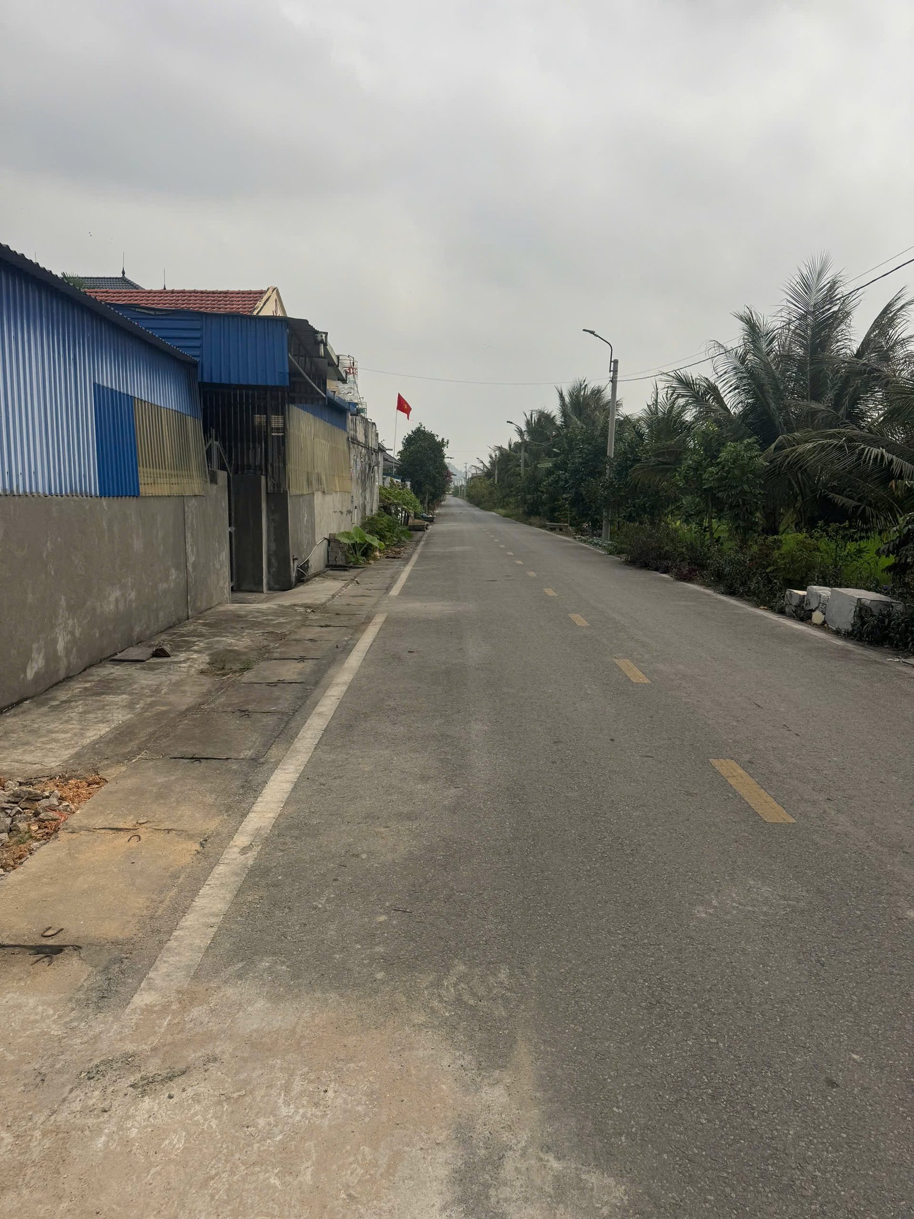 BÁN LÔ ĐẤT MẶT ĐƯỜNG TRỤC CHÍNH PHƯỜNG BẠCH ĐẰNG.l/h:076.231.9990 em Thuý
 (Thủy Nguyên Hải Phòng)– VỊ TRÍ ĐẸP, DỄ KINH DOANH
Diện tích: 91m²
Mặt đường trục rộng 6m, hai ô tô tránh nhau thoải mái, giao thông thuận tiện.
Ưu điểm nổi bật:
Đất vuông vắn