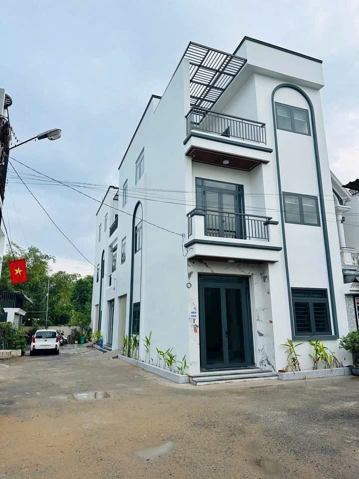 NHÀ LẦU KHU DÂN CƯ Nằm Trục Đường Chính. Đầy Đủ Công Năng