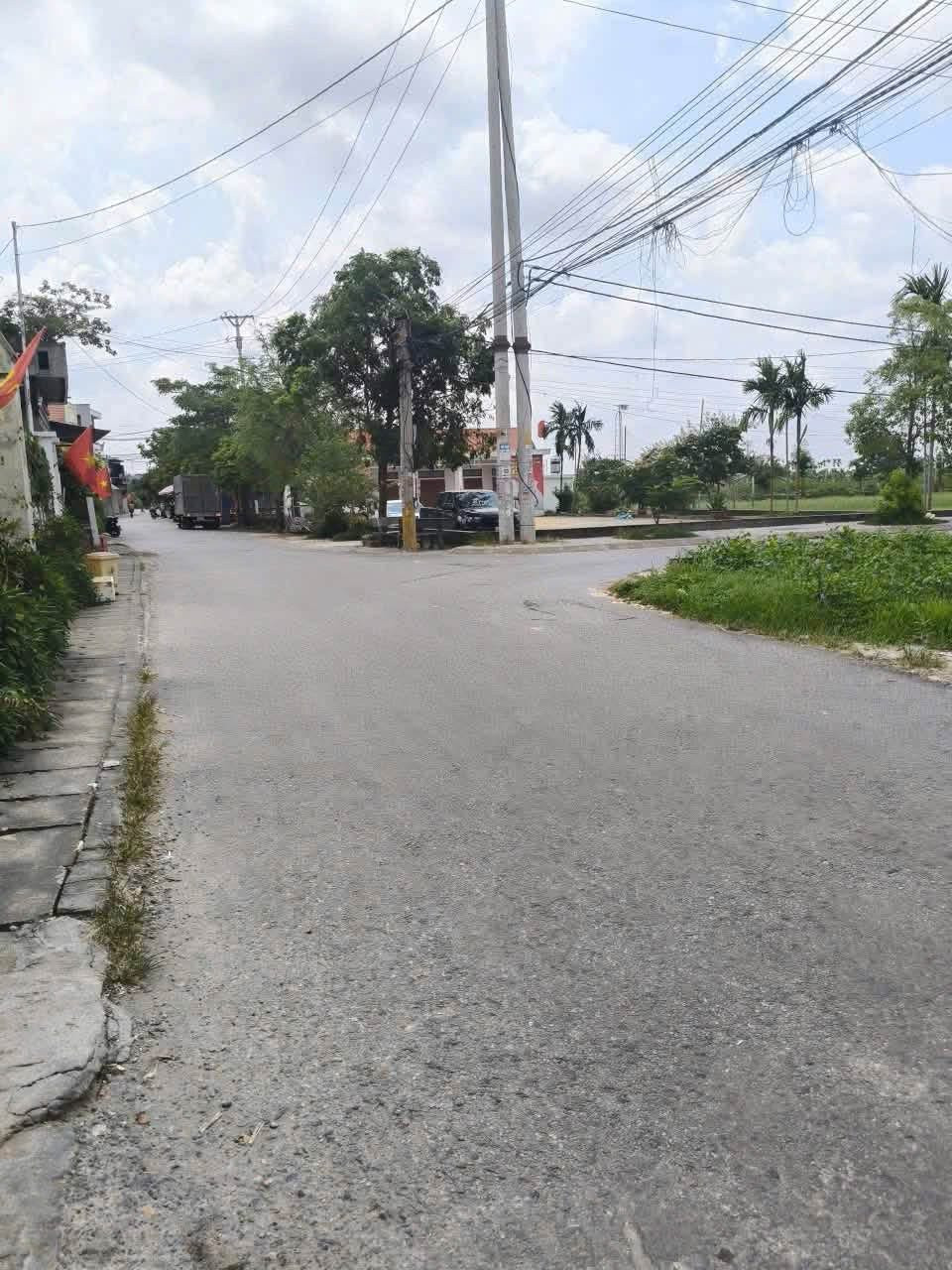 Bán Đất 105m2 giá 2.5 tỷ tại -Hoà Bình có sẵn nhà .l/h:076.231.9990 e Thúy