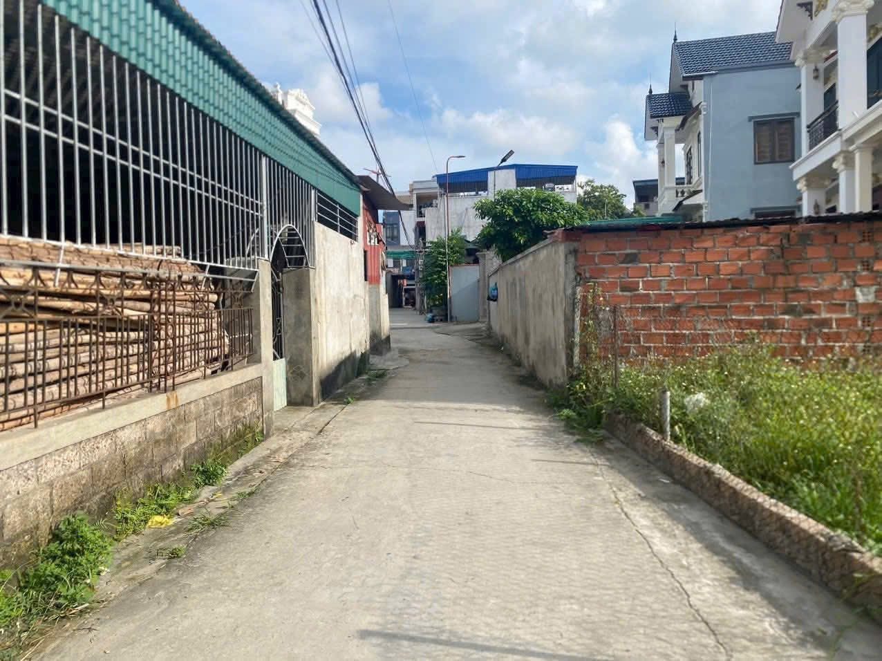 Bán 64 m Hoa Động đường xóm thông từ 203 ra Dojji 
Gần chợ . L/h:076.231.9990 e Thúy