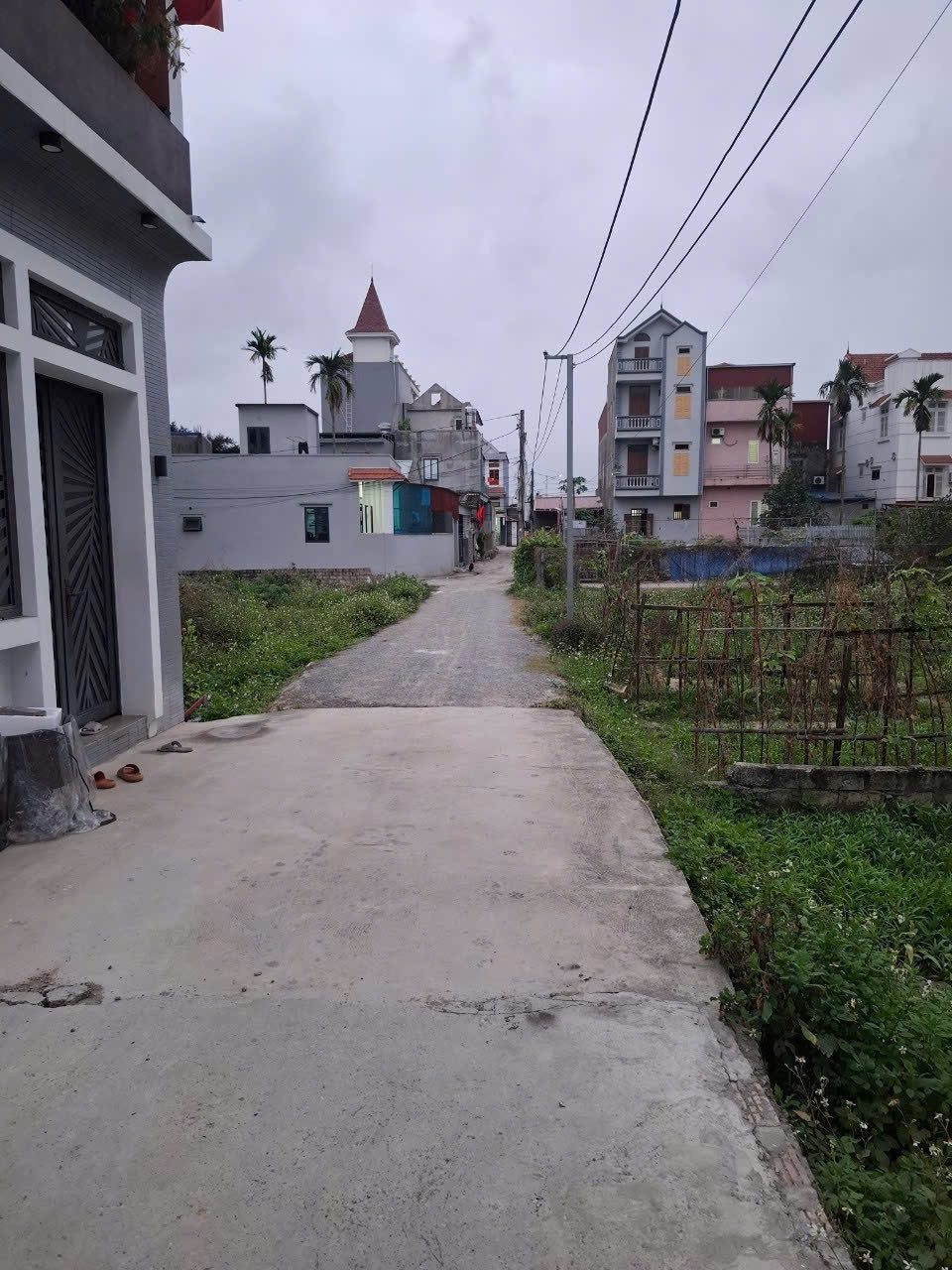 Bán 63.3 m lô 3 mặt tiền tại Hoa Động cách đường 203:70m. Xe 7 chỗ đỗ cửa. L/h:076,231.9990 e Thuý