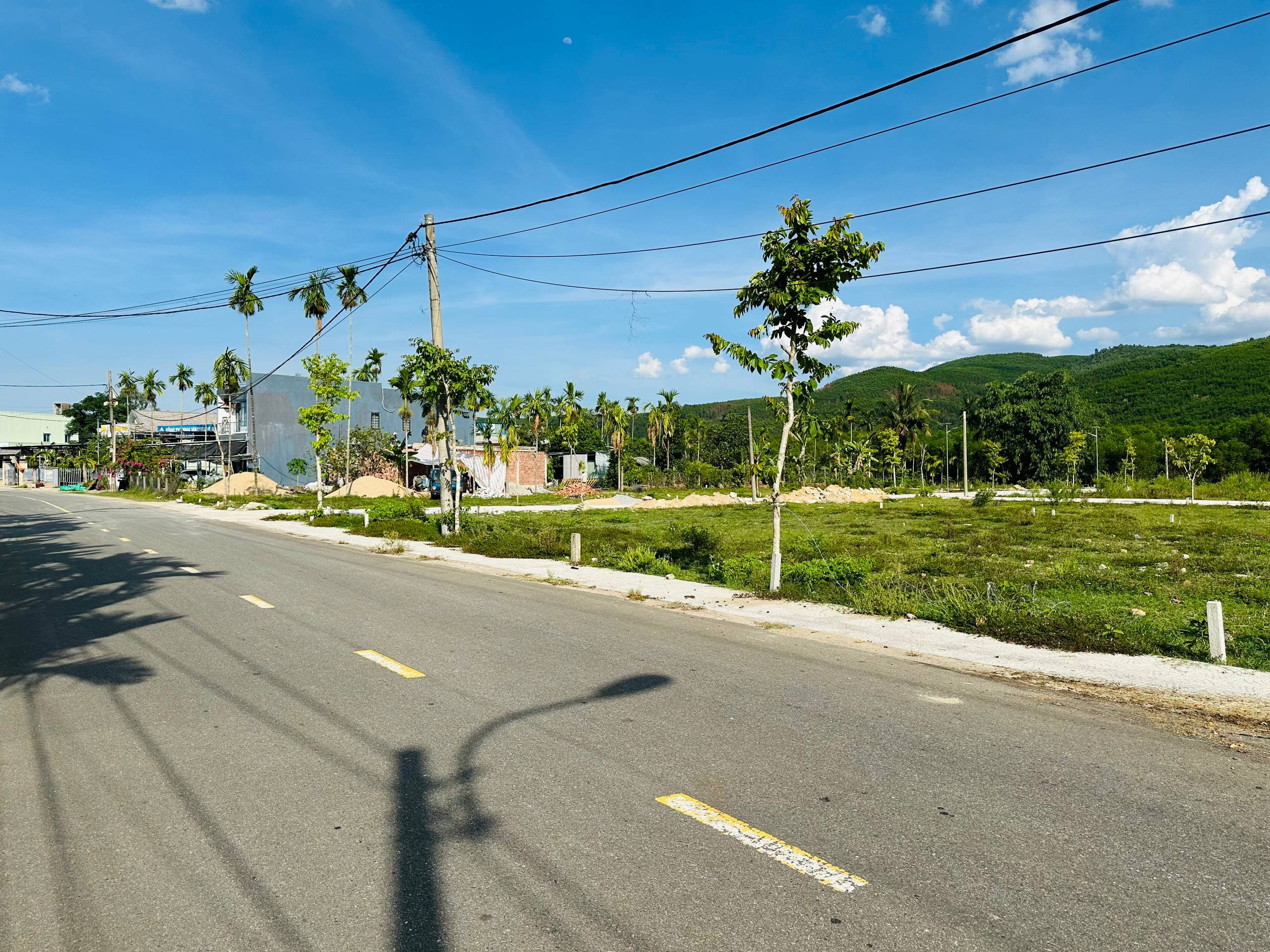 Chủ cần bán lô đất Phường Hòa Tiến. Diện tích 120m2. Đường oto rộng rãi. Giá 1ty330/lô có thương lượng