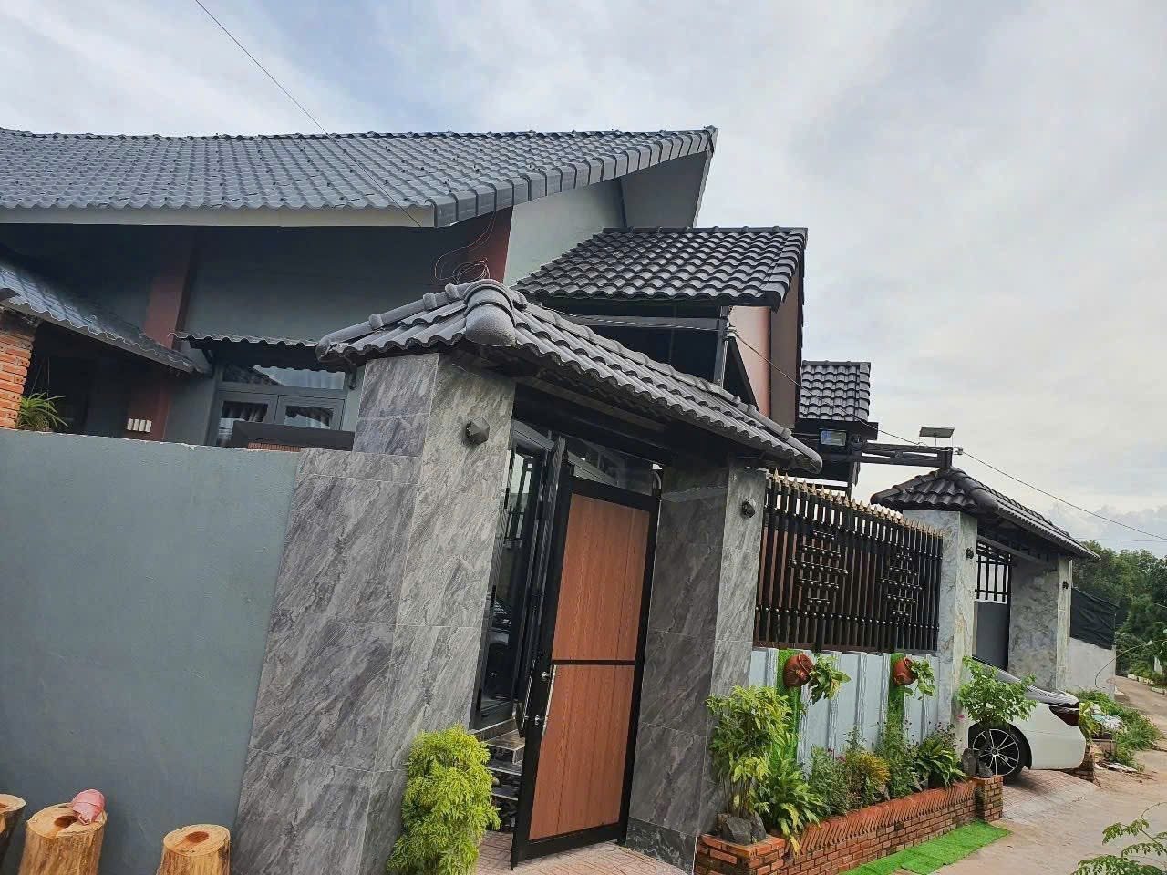 Bán căn nhà biệt thự đẹp .sát TL 52
Gía tốt . Xã Hòa long có 150m thổ