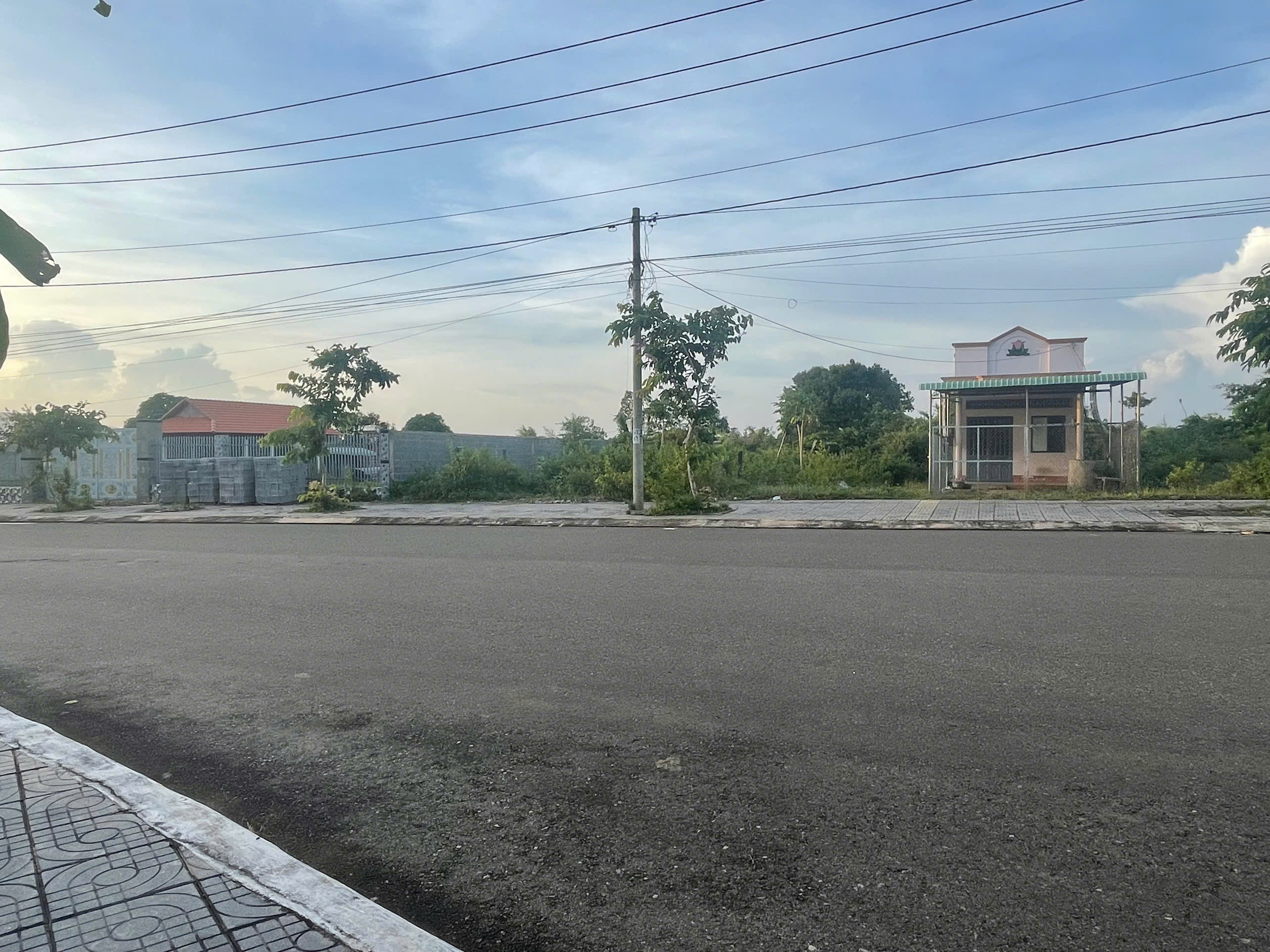 Ngộp bán gấp lô góc 2 mặt tiền ngay cổng KCN Hòa Long, sát chợ, 264m2 giá bao sổ 1tỷ860