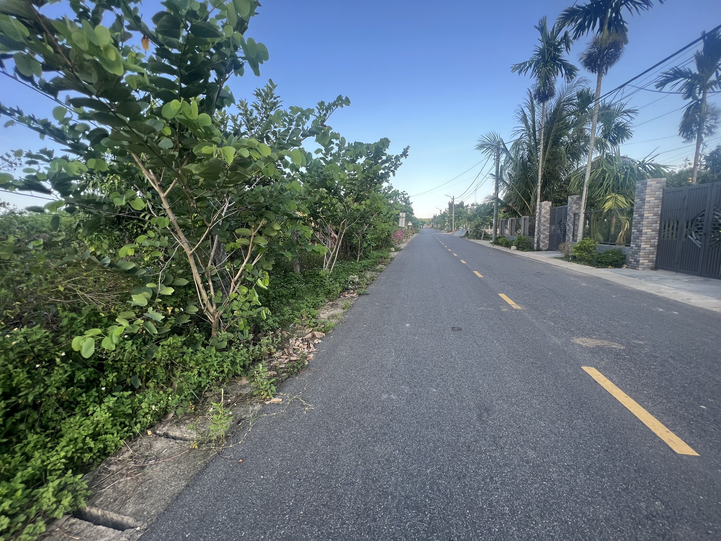 Bán đất full đất ở 278 m2, ngang 13,6 m, mặt tiền đường nhựa thông thẳng đường vành đai. Khu vực cao ráo không bao giờ ngập lụt, xung quanh thoáng, rộng, thích hợp làm biệt thự hoặc kho . 
Chỉ bán trực tiếp với người mua thiện chí ( giá bán ghi đủ trong