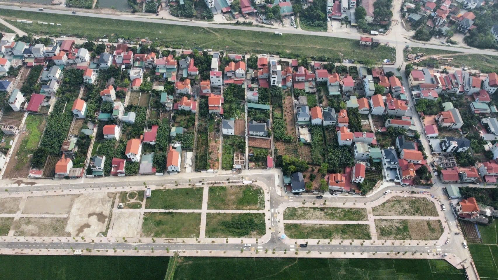 Đất đấu giá Hoàng Xá - giá bằng giá trúng. Vị trí sát cầu Hồng Hà Vành đai 4. Sát khu đô thị của Chủ đầu tư lớn. Tổng tiền vô cùng hợp lý.