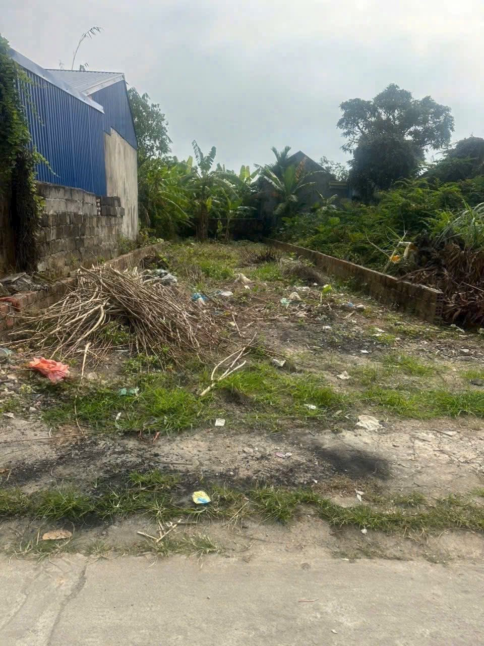 🆘🆘🆘 Chủ cần chuyển nhượng lô đất tại Thôn 9 
Hợp Thành cũ.l/h:076.231.9990 em Thúy 
 Nay thuộc tdp 5 Phường Lê ích Mộc 
❌Diện tích 127m, mặt tiền rộng 5m . 
❌Đường thông, Ôtô 7 chỗ quay đầu tại đất 
❌Khu dân cư đông đúc thân thiện 
❌Cách trục đường 