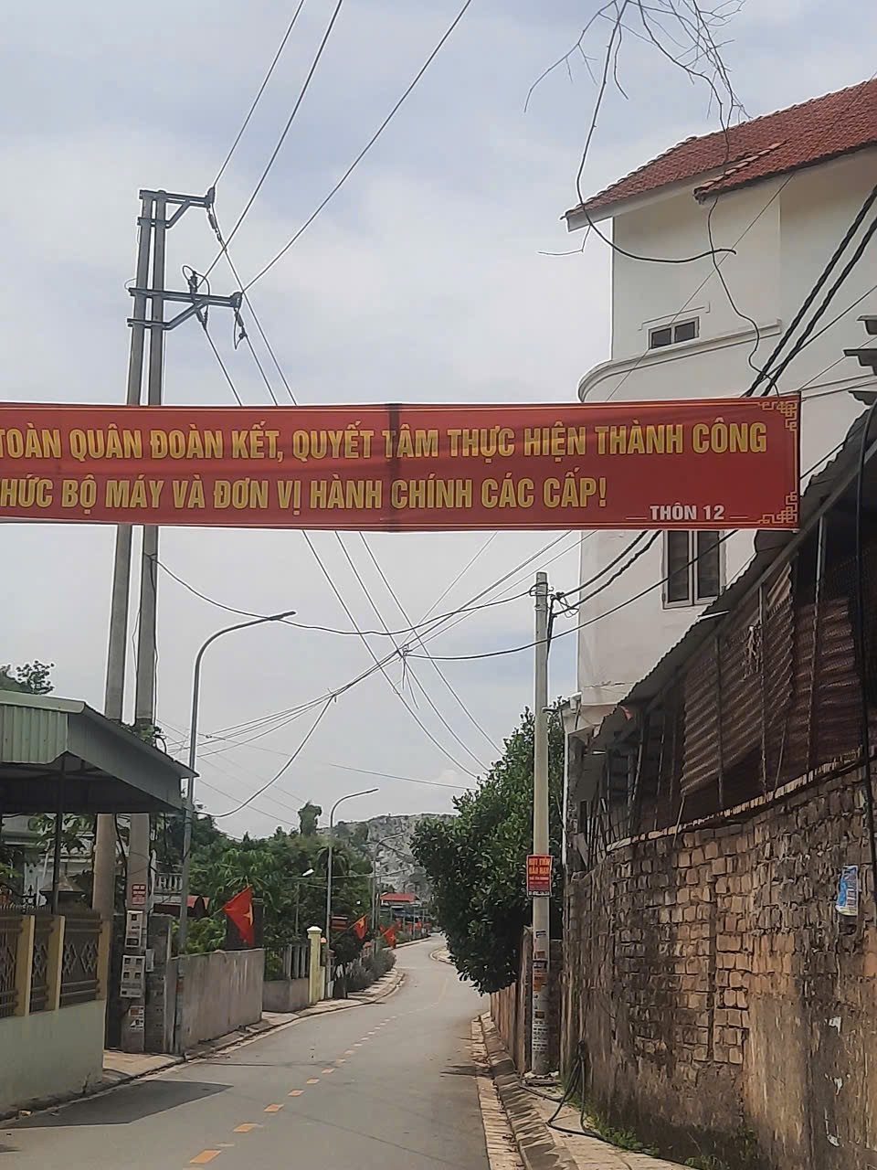 🆘 Chính chủ gửi bán lô đất mặt đường Lại Xuân
 cũ .l/h:076.231.9990 em Thúy 
mặt đường trải nhựa apphan,đèn cao áp,đường thông các ngả
🏫 xung quanh dân cư đông đúc giàu có
Diện tích 60m2  mặt tiền 4,48m2
Giá chỉ 6xxtr