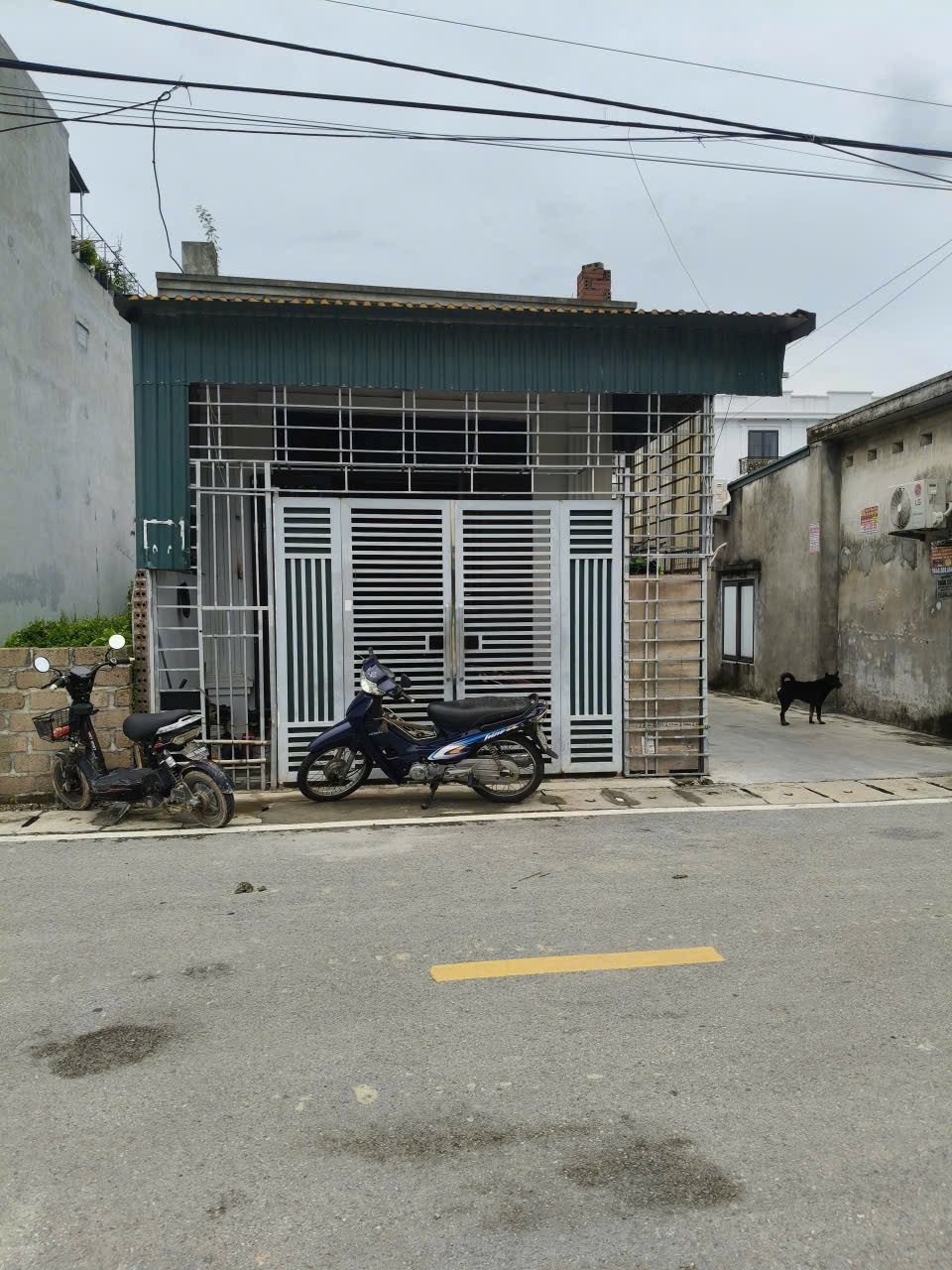 bán căn nhà cấp 4 mặt đường thôn đông lâm động cũ . L/h:076.231.9990 e Thúy 
giờ sang TDP lâm động 3 phường thiên hương thành phố Hải Phòng 
diện tích:61,4m
ngang 4,10m
dài :15,12m
giá 2ty 7xx 
cách mặt đường 203 có 100 m đường thông 
h