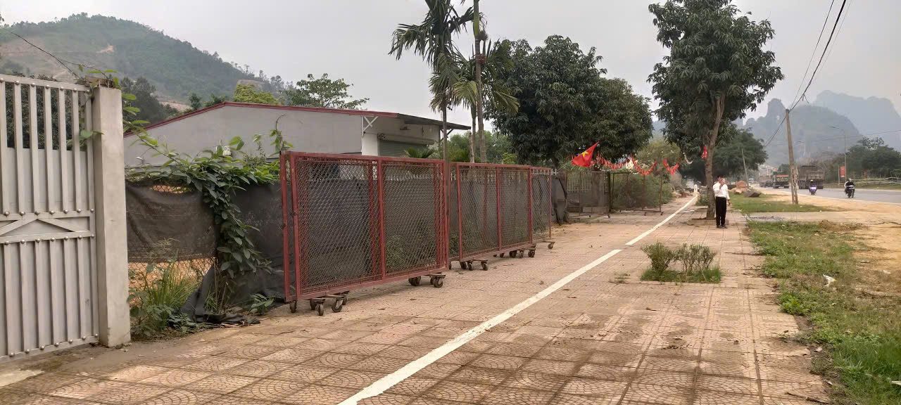 396m có 200tc - mặt tiền 20m - đường QL6 - phía sau bám suối