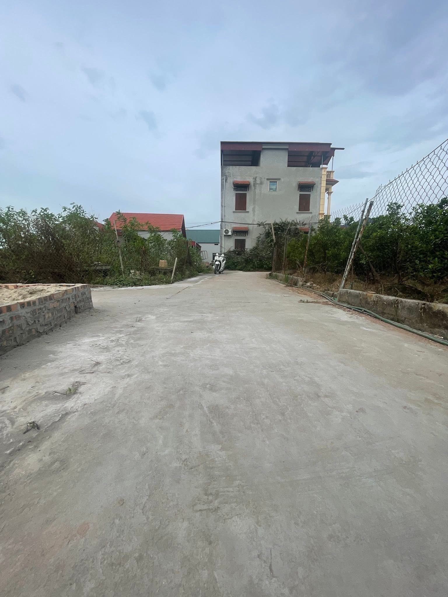 ❤️❤️❤️ CHÀO BÁN 58,8M2 ĐẤT Ở THÔN VĨNH TUY - XÃ VĂN GIANG - HƯNG YÊN 

⚡️ Mặt tiền 4,3m hậu 4,5m , chiều sâu 12,9m 

⚡️ Đường trước đất ô tô cửa , lô góc 2 mặt thoáng

⚡️ Vị trí thoáng , gần trục chính thôn , gần PVF và các dự án trọng điểm

⚡️ Ph