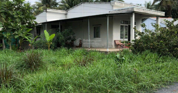 Nhà có lô đất 124m² (ngang 5,6m x dài 21,4m) full thổ cư tại đường 30/4, Long Đức, Trà Vinh, em gái gửi nhờ bán.