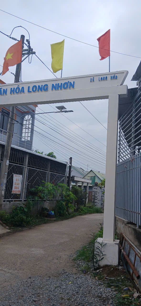Nhà BÁN TẠP HÓA Rộng 10m. Gần CẦU AN HÓA  KCN PHÚ THUẬN. Có CHỖ ĐẬU XE 7 Chỗ  FULL THỔ CƯ
