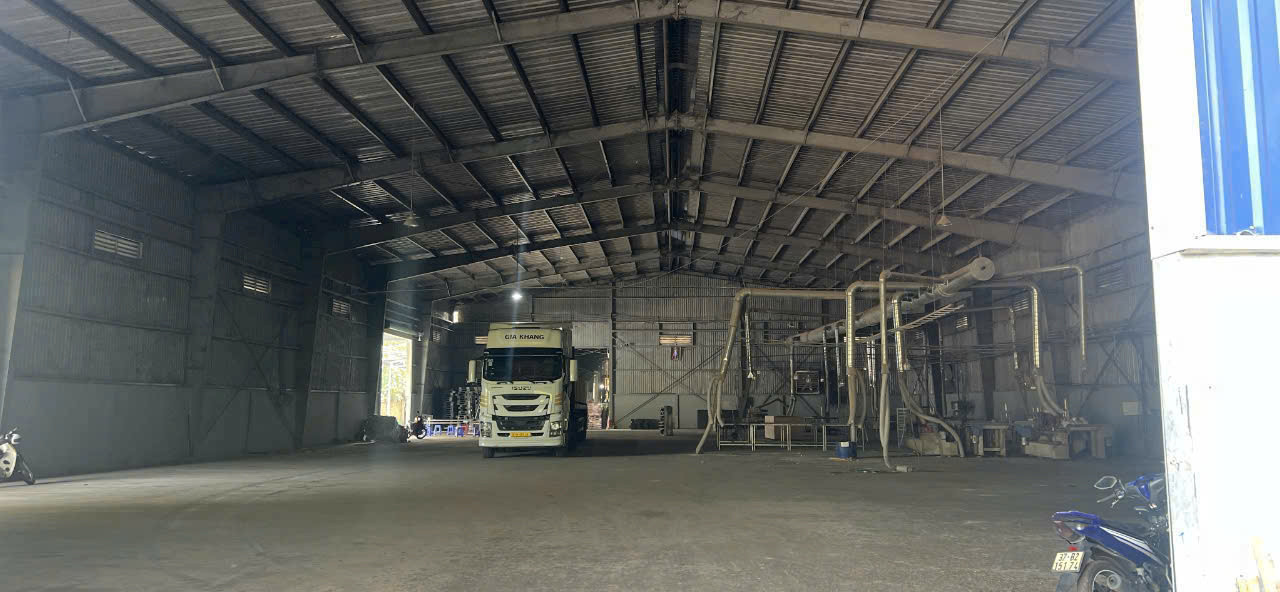 Xưởng gần KCN Bàu Bàng cho thuê
Khuôn viên chung, diện tích xưởng: 1700m2
pccc vách tường, bình điện 400kva.
Đơn giá: 90tr/t