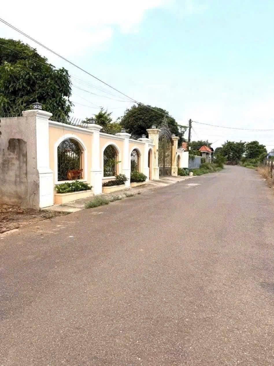 Nhánh đường 87, đường bê tông Hòa Long, Bà Rịa
Tổng diện tích: 95m2 - Full thổ cư 
- Căn gốc 2 mặt tiền đường bê tông 4m . xe hơi ra vào thông thoáng