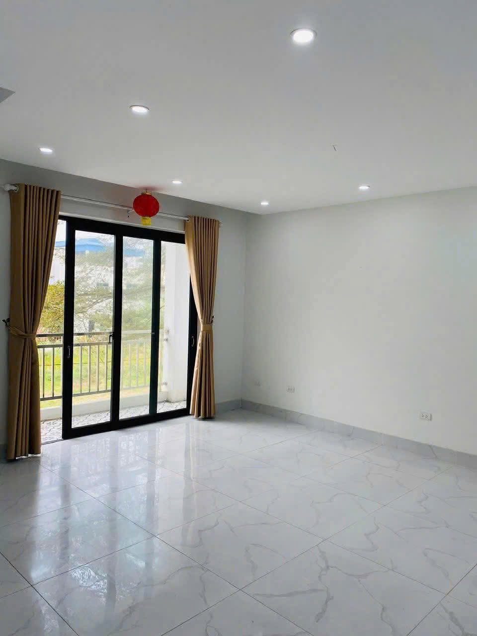 Cho thuê nhà nguyên căn Khu đô thị Hà Phong
Diện tích sàn: 110m2/ sàn
Tổng 3 sàn: 330m2
Giá thuê 15 triệu / tháng / 3 sàn 
Vị trí: Khu đô thị Hà Phong gần trường Đại học tài chính ngân hàng Hà Nội.