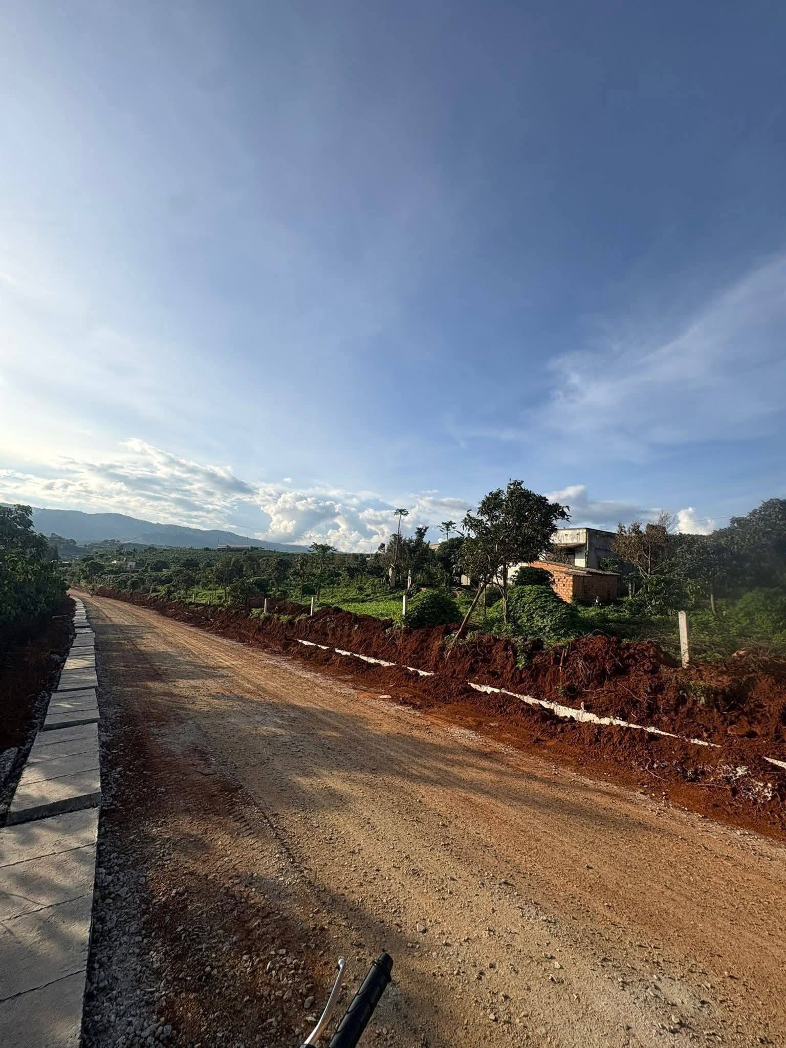 Đất đường nhựa xã Mê Linh. View đẹp. GIá 1.5 tỷ/725m2. Thổ cư 100m.
