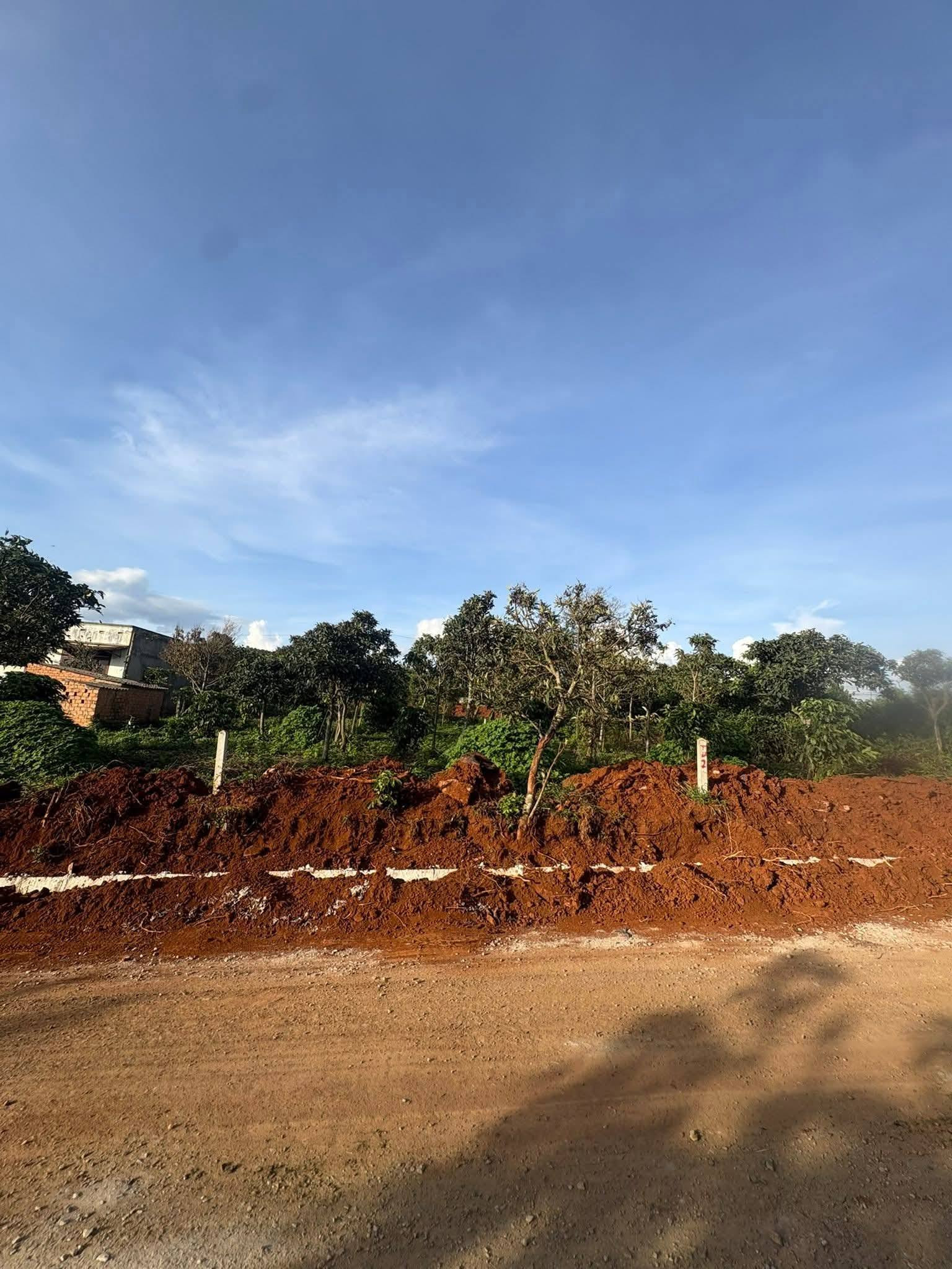 Đất ngay mặt tiền đường nhựa xã Mê Linh.Chỉ 2km tới đồi Chè Mê Linh. Giá 900 triệu