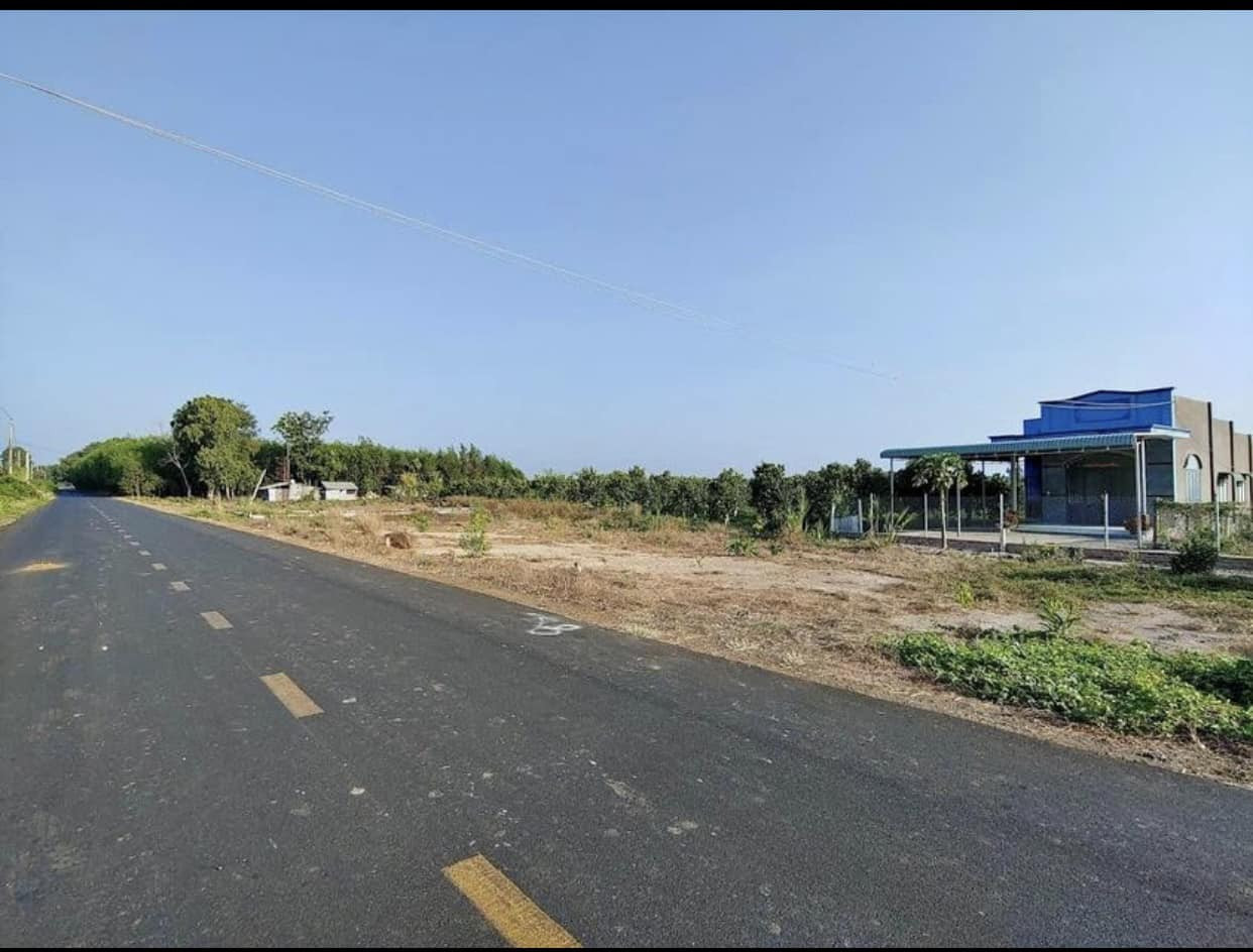 lh: 0909 044 186. chính chủ bán gấp 1450m2 có 700m2 thổ cư giá 2385tr/lô. sổ hồng bao sang tên, gần chợ, trường học, anh chị quan tâm vui lòng liên hệ tôi tên Tuấn